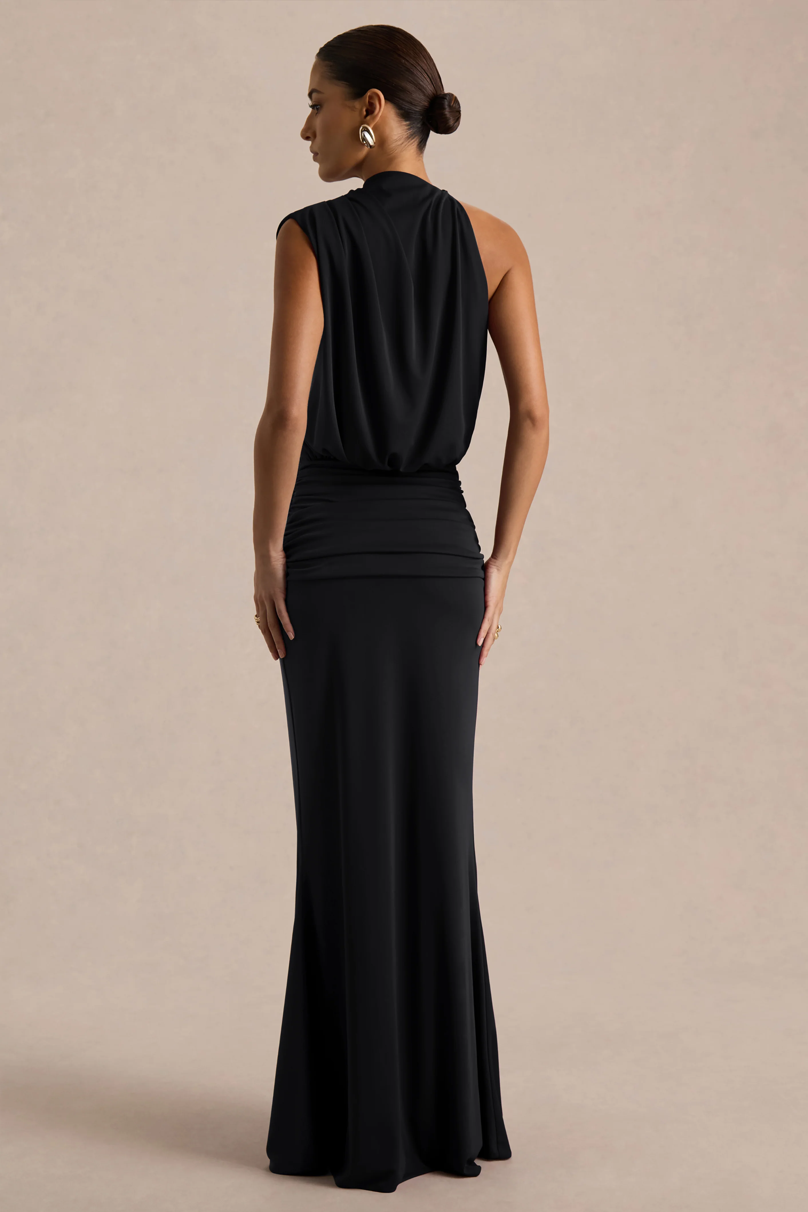 Umaira | Schwarzes Maxikleid mit hohem Ausschnitt - Image 2