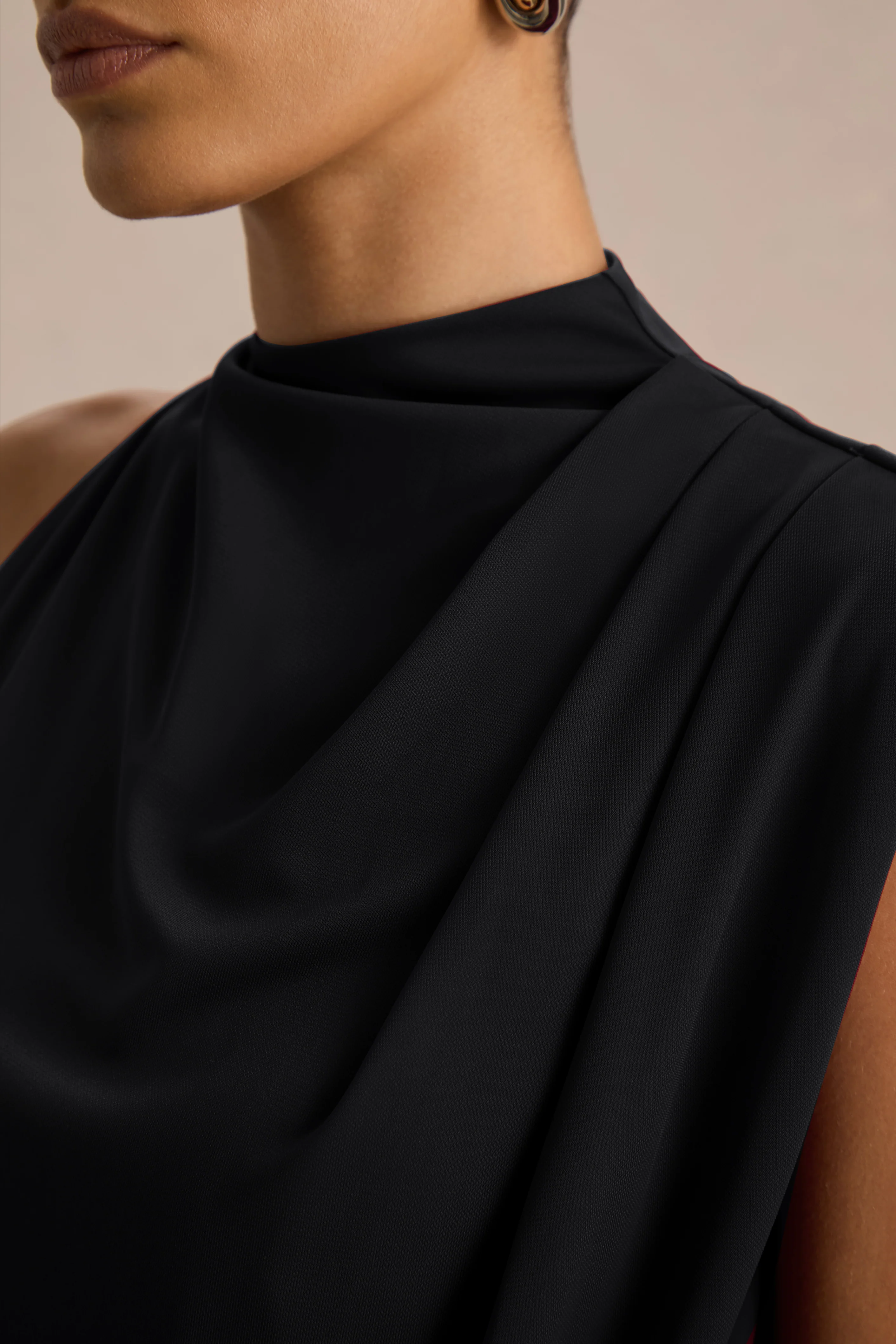 Umaira | Schwarzes Maxikleid mit hohem Ausschnitt - Image 6