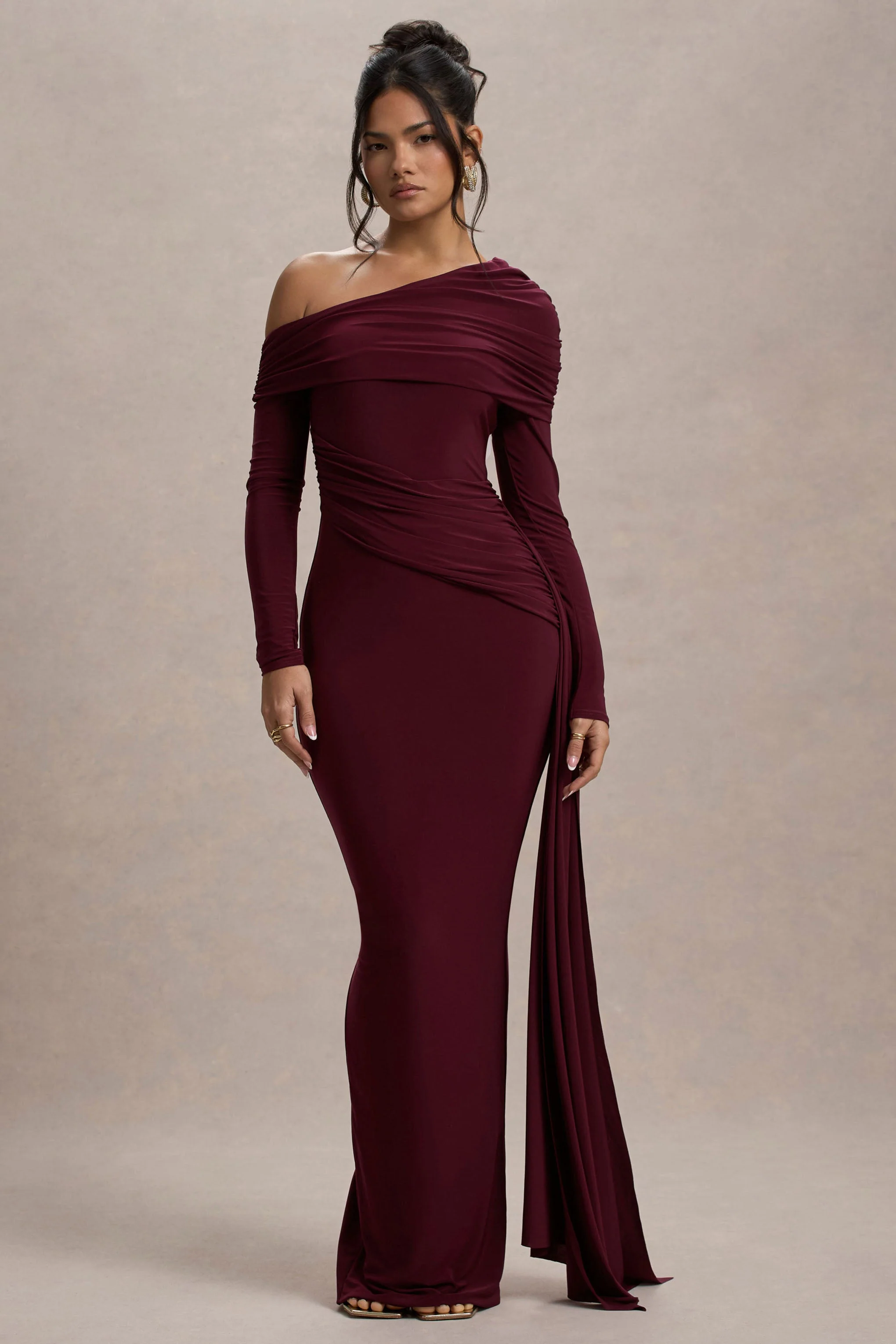 Valina | Burgunderrotes Maxikleid mit Raffungen, asymmetrischem Schnitt und Drapierung