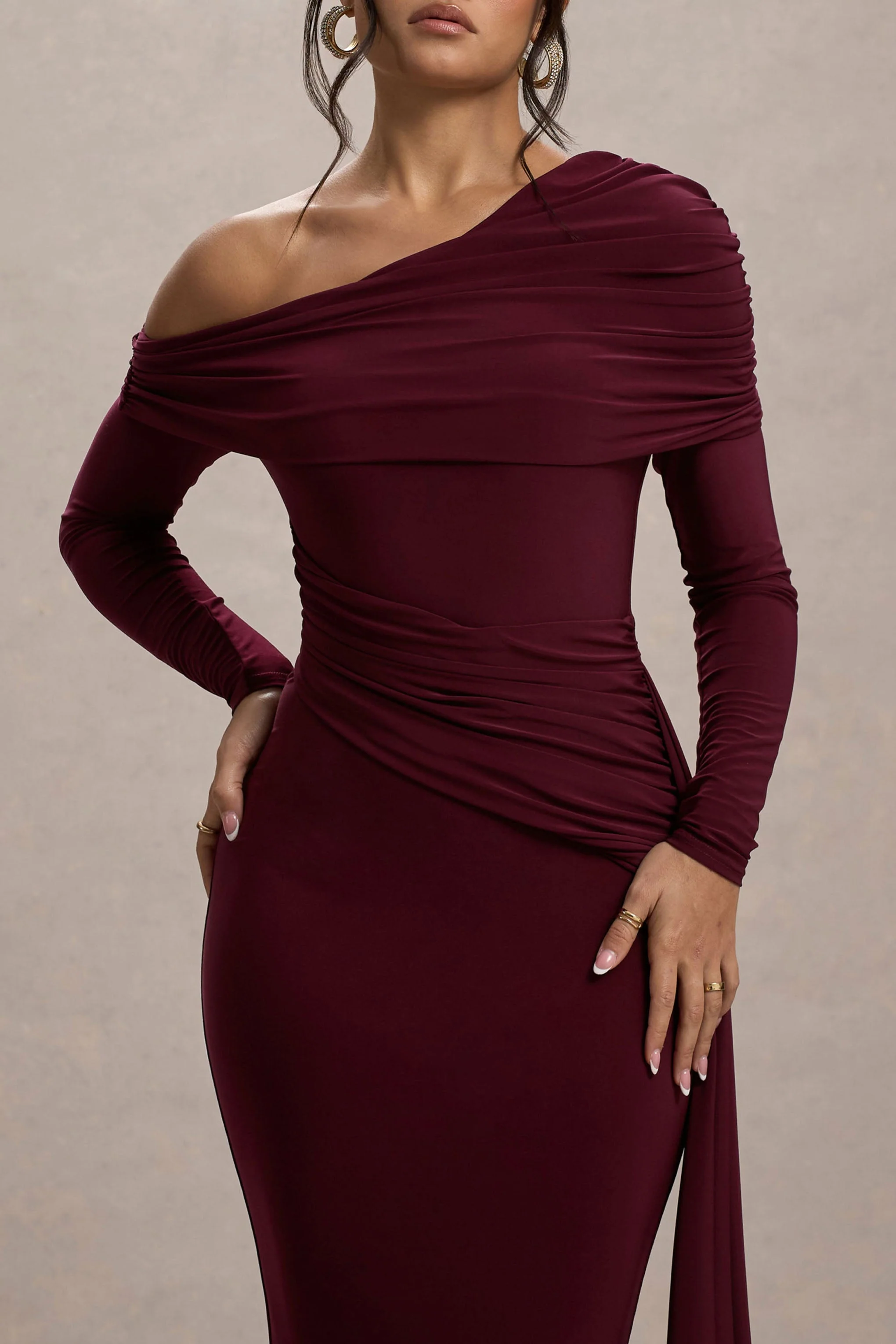 Valina | Burgunderrotes Maxikleid mit Raffungen, asymmetrischem Schnitt und Drapierung - Image 3