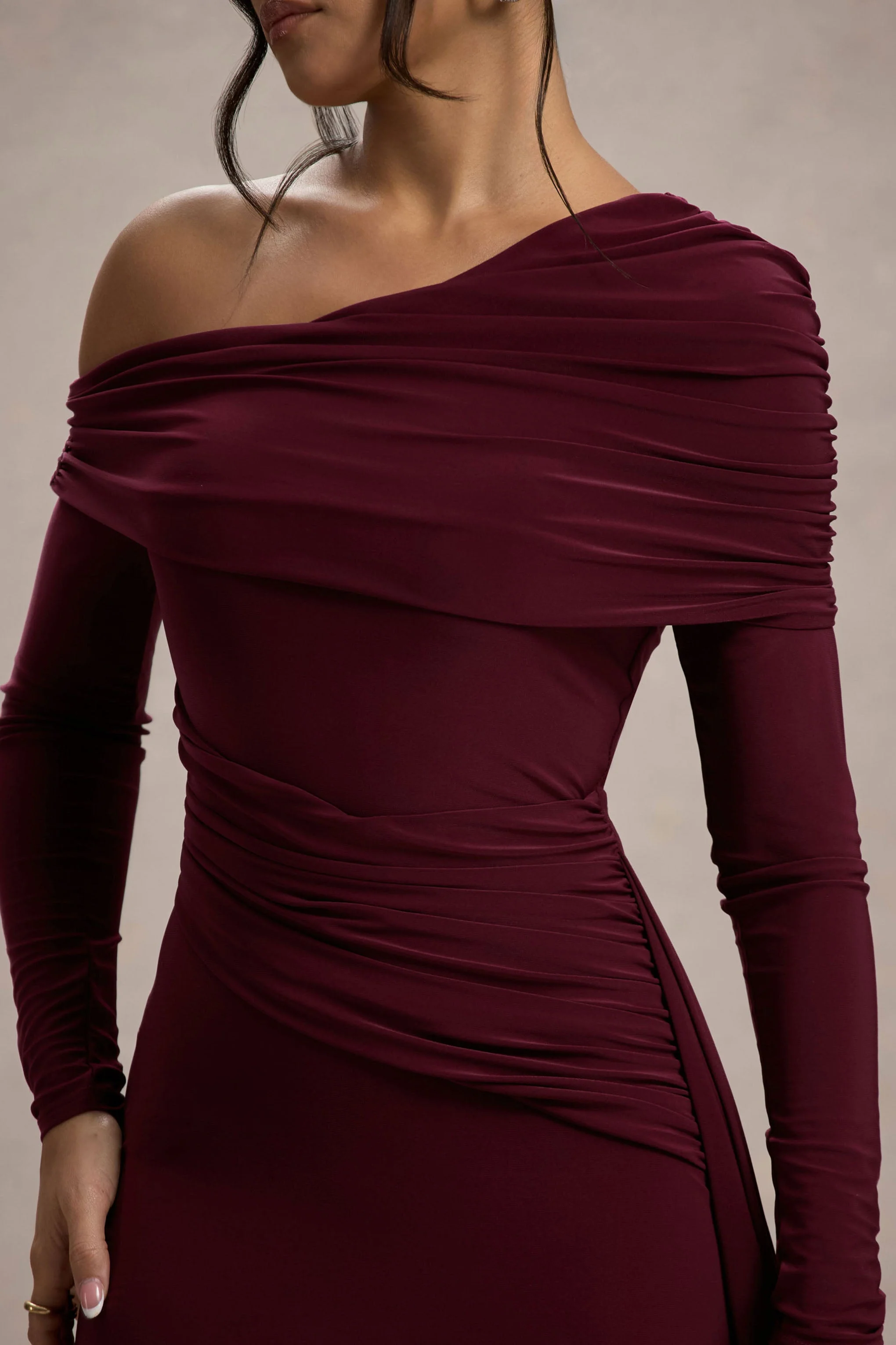 Valina | Burgunderrotes Maxikleid mit Raffungen, asymmetrischem Schnitt und Drapierung - Image 6
