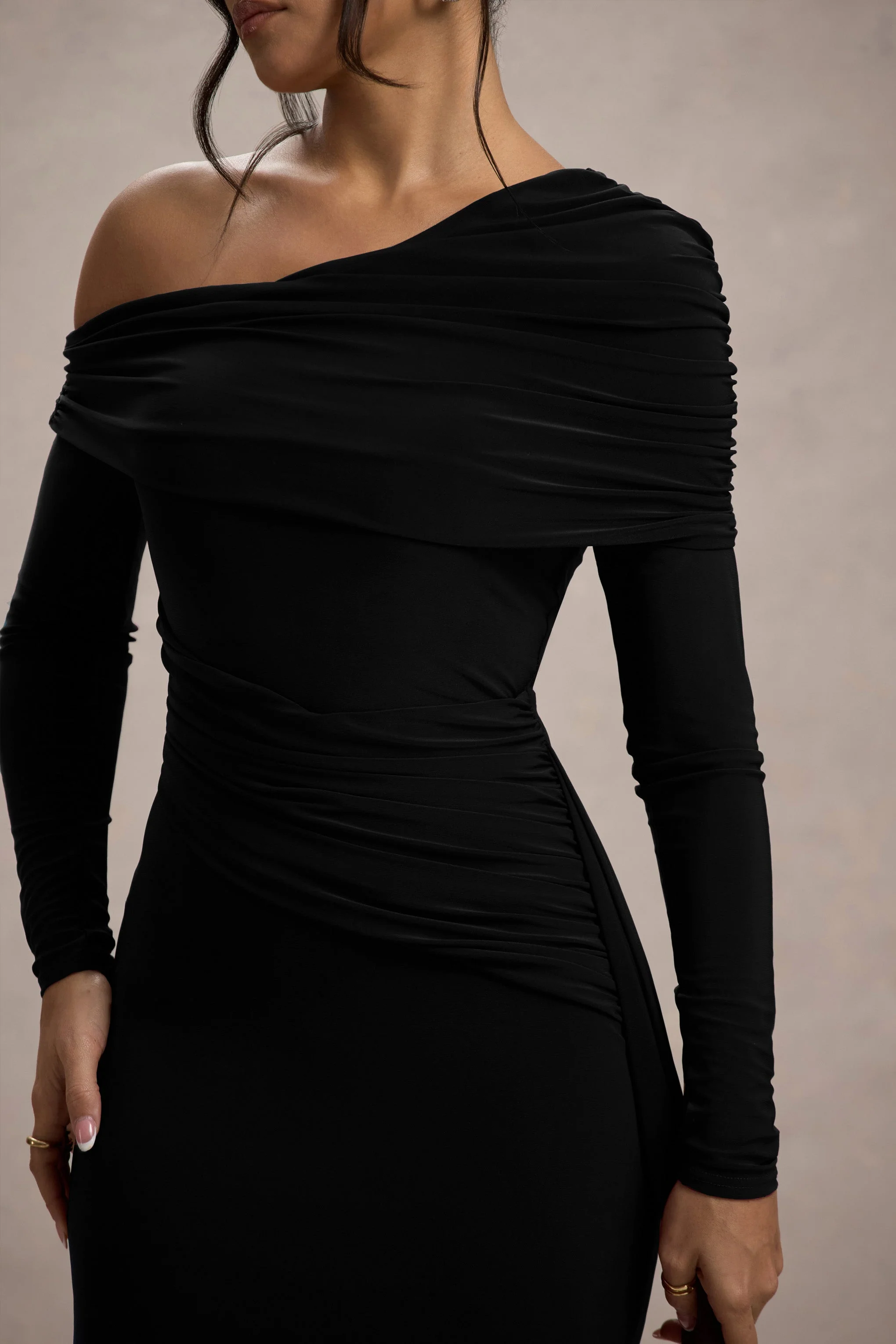 Valina | Schwarzes asymmetrisches Maxikleid mit Raffung und Drapierung - Image 5