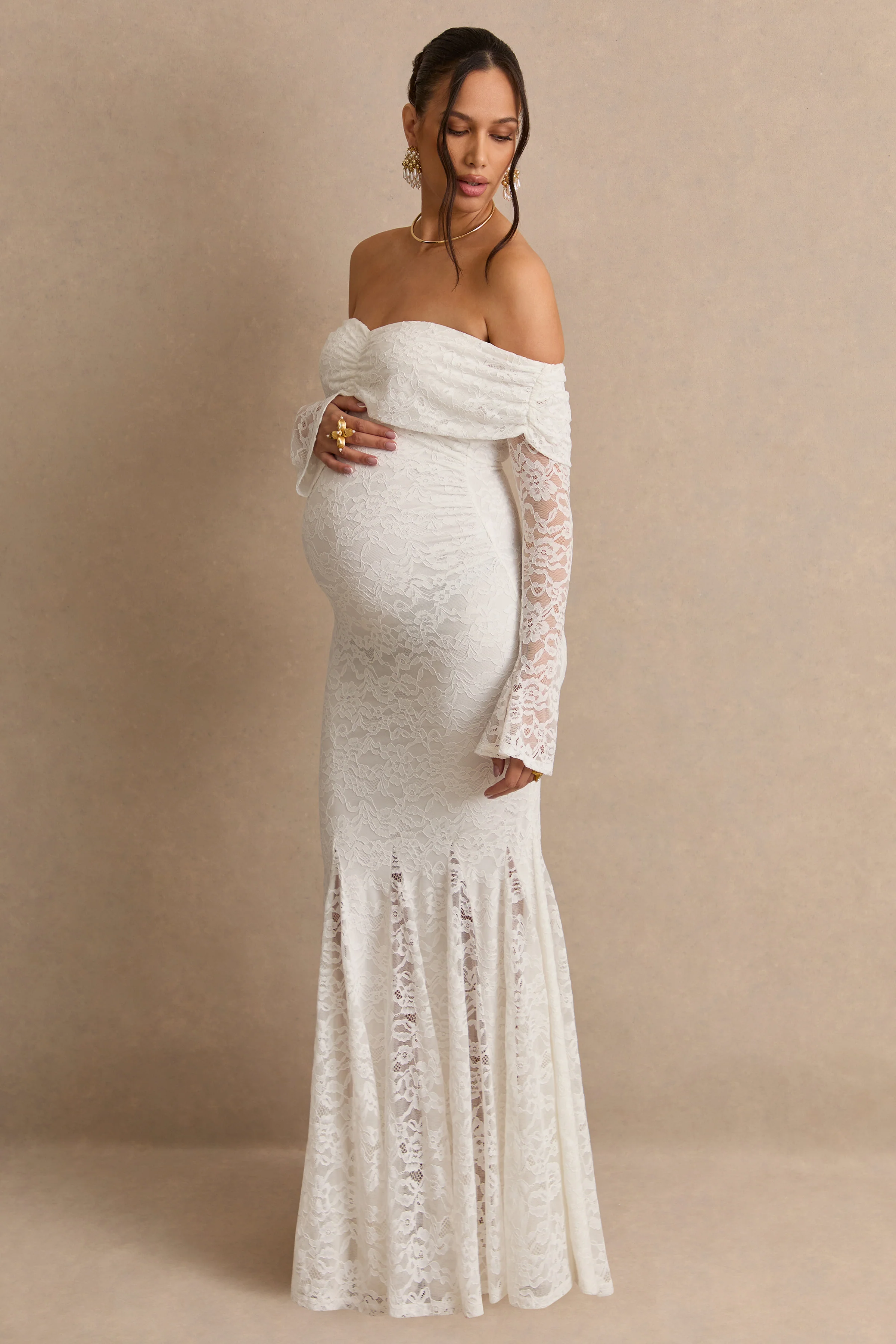Valleria | Weißes Umstands-Maxikleid aus Spitze mit Bardot-Ausschnitt - Image 4
