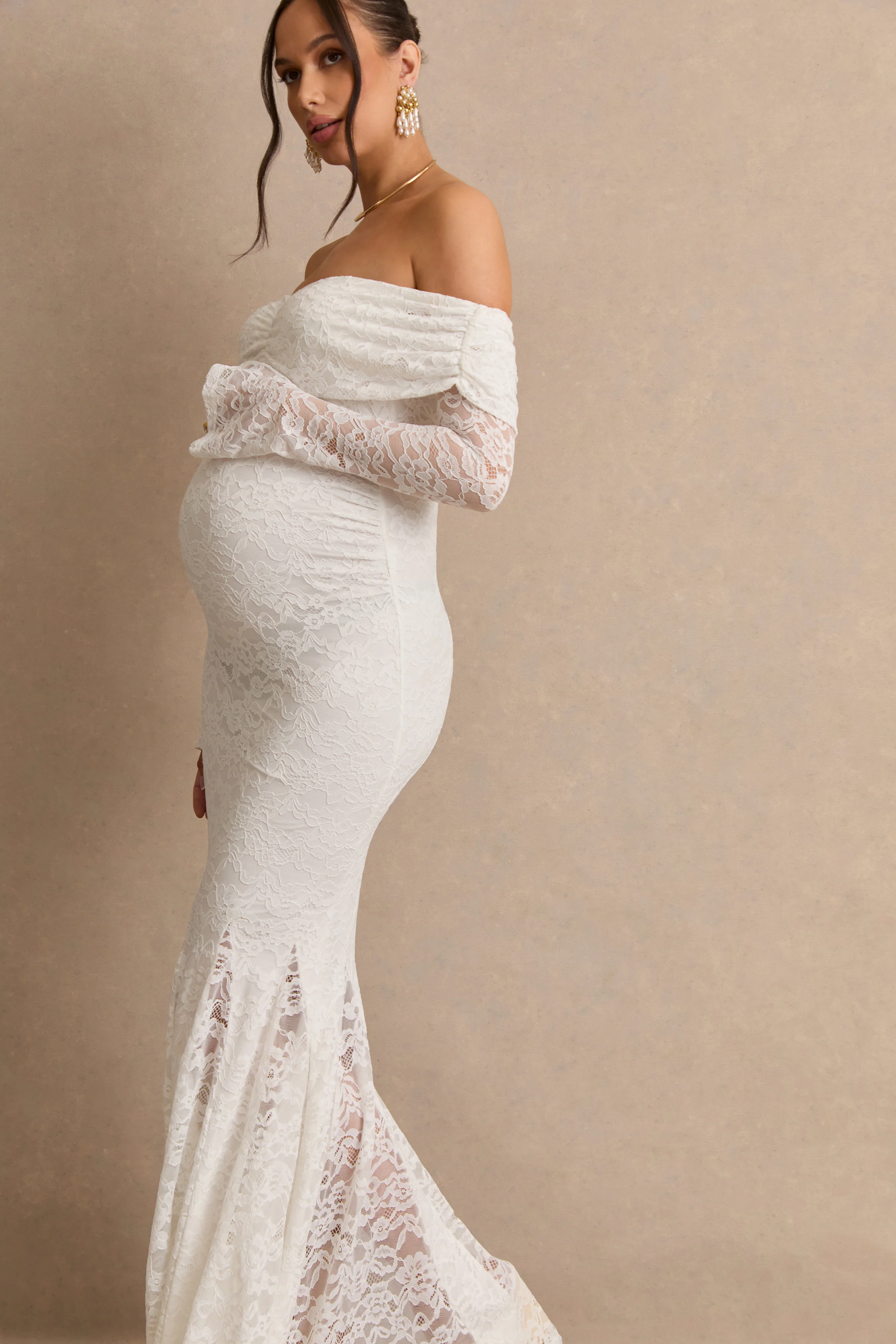 Valleria | Weißes Umstands-Maxikleid aus Spitze mit Bardot-Ausschnitt - Image 6