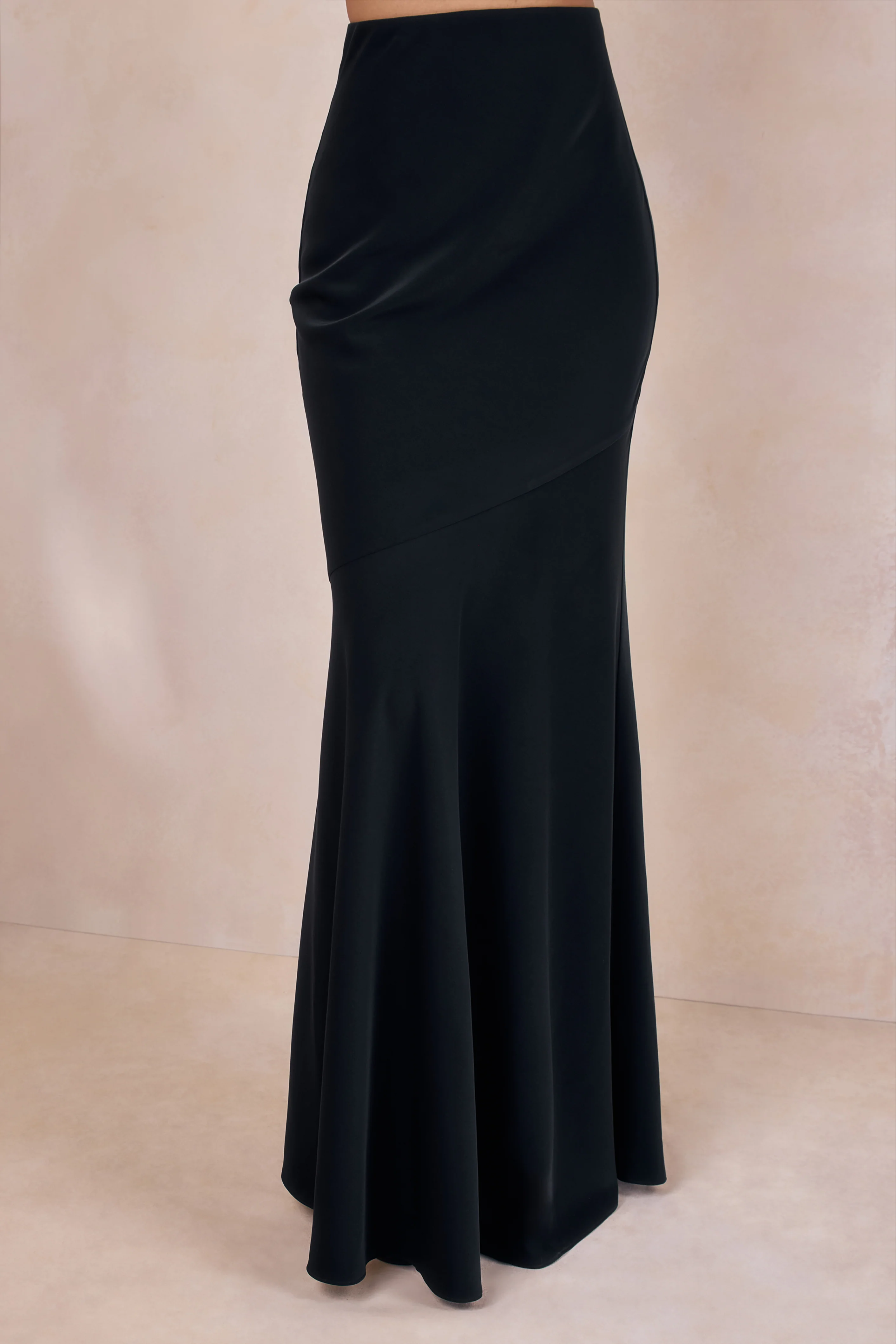 Vayla | Schwarzer Maxirock aus Satin mit asymmetrischem Bund und tiefer Taille - Image 3