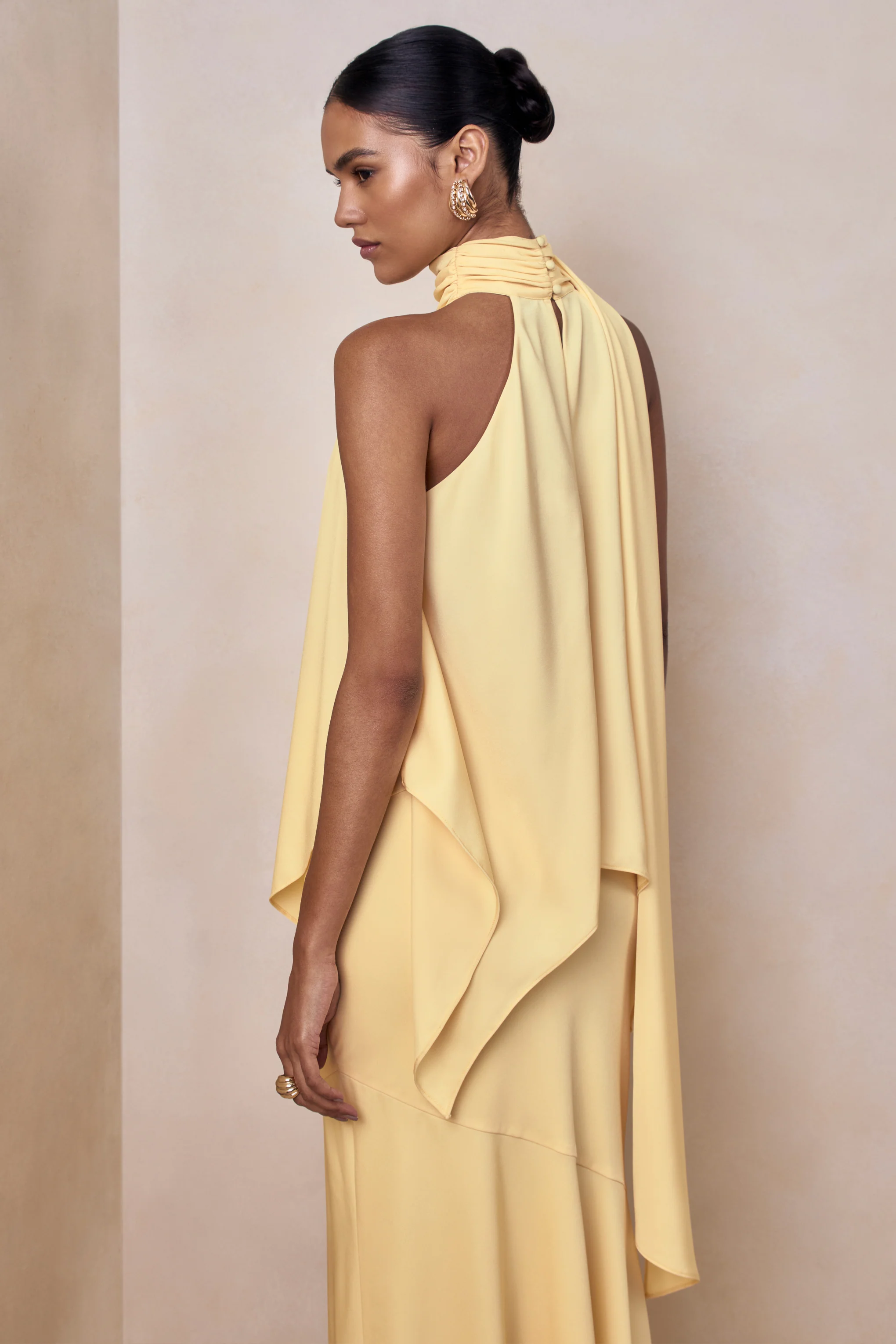 Vayla | Zitronengelber asymmetrischer Satin-Maxirock mit tief angesetzter Taille - Image 6