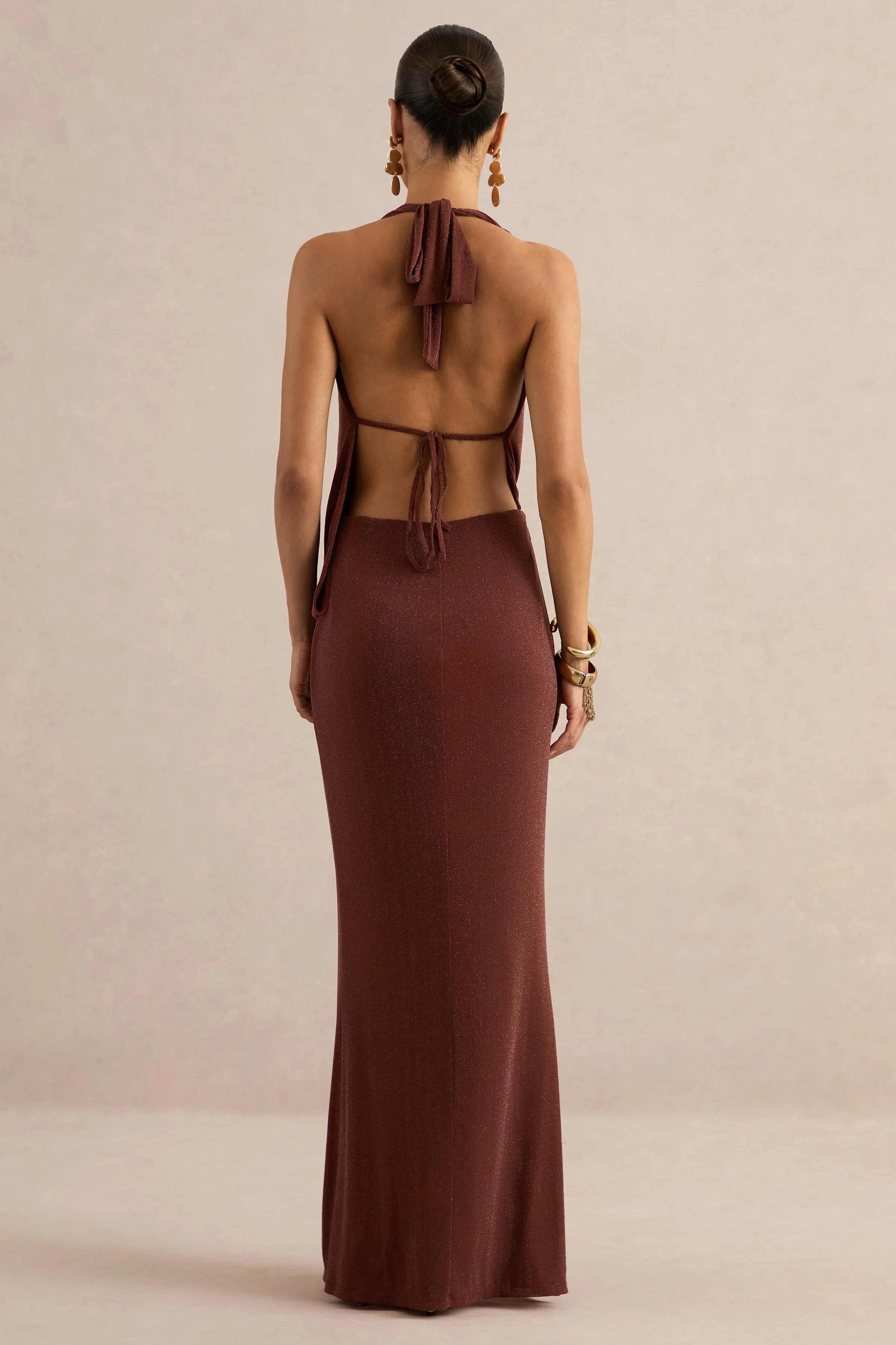 Velia | Braunes Maxikleid mit tiefem Ausschnitt und hohem Frontschlitz - Image 2