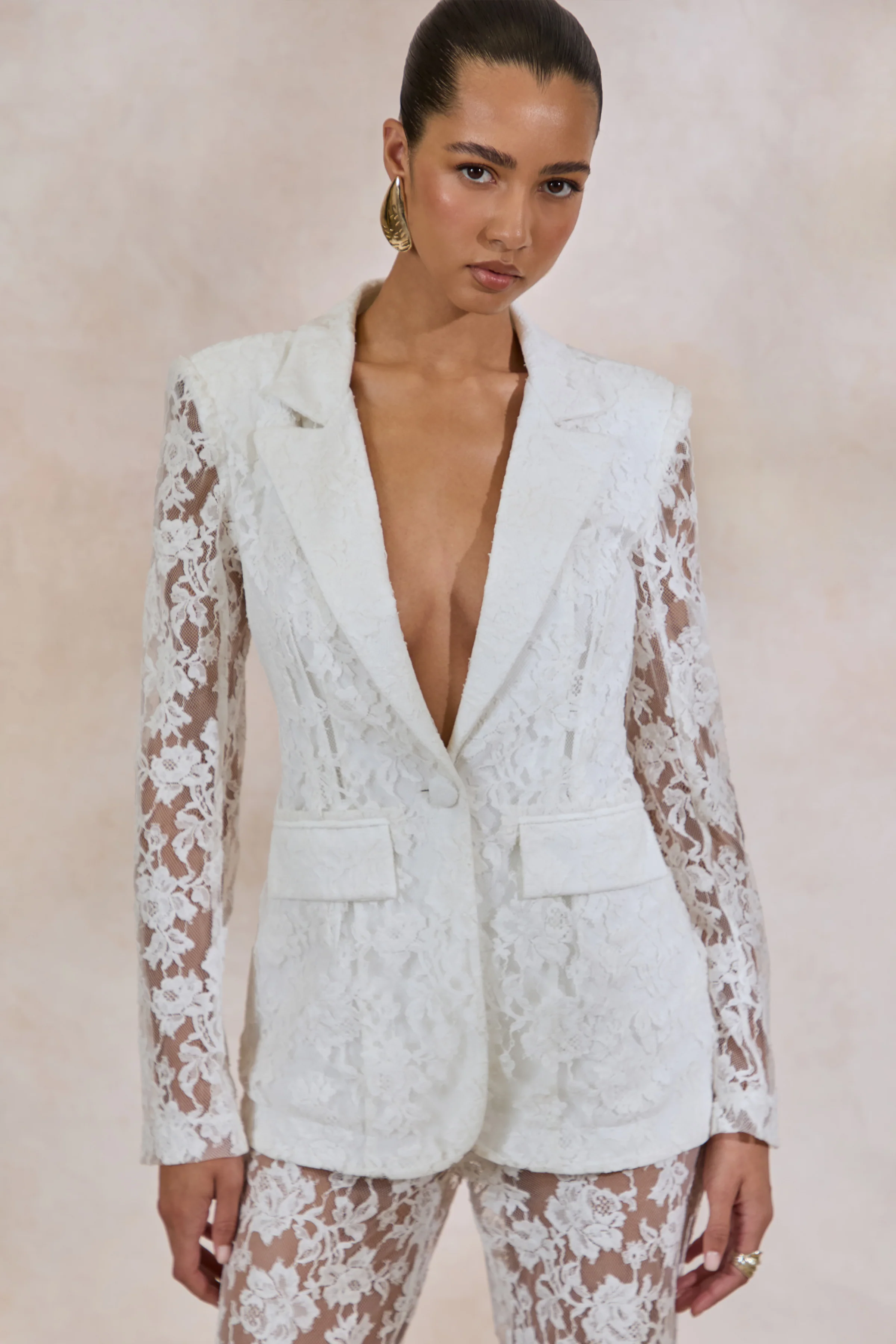 Vergia | Weißer Blazer aus Spitze mit tiefem Ausschnitt - Image 3