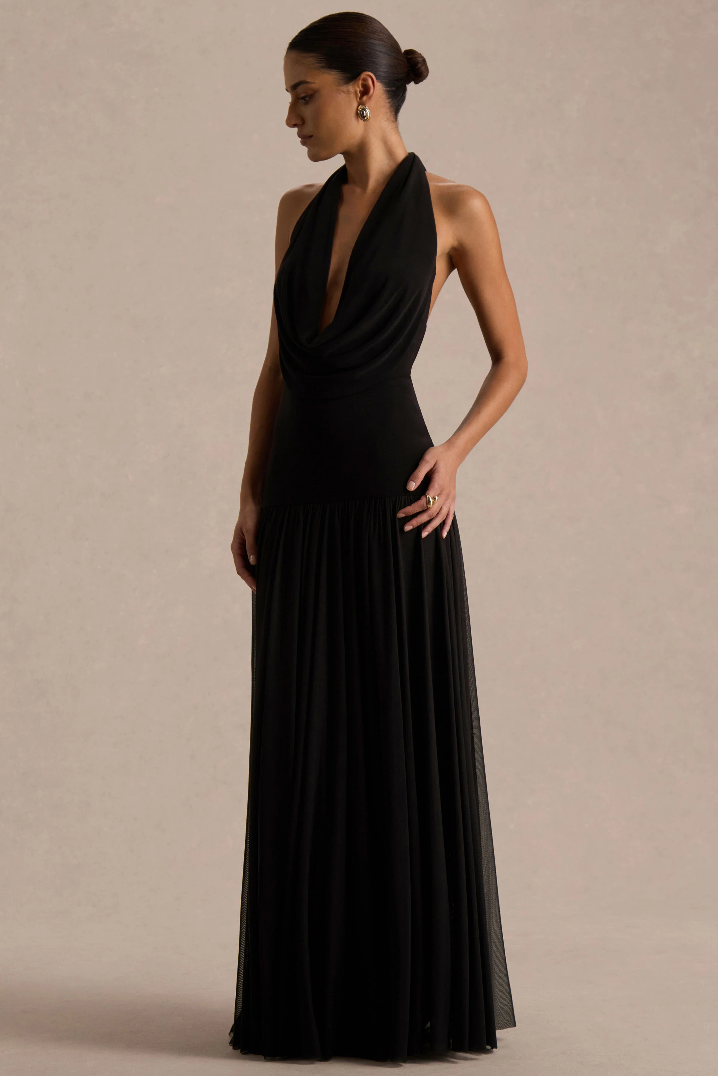 Verity | Schwarzes Maxikleid mit Wasserfall-Ausschnitt und transparentem Rock - Image 4
