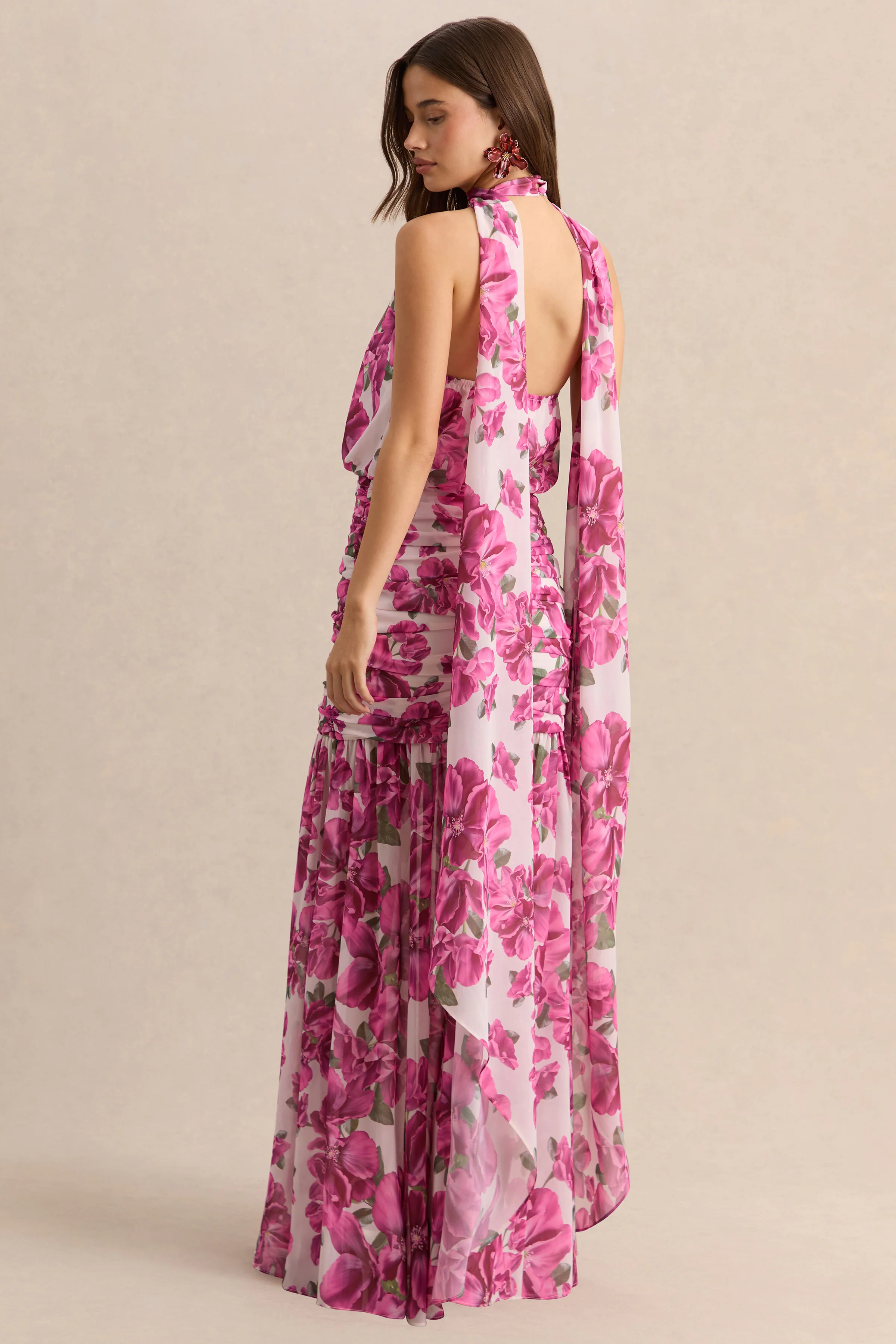 Veronique | Rosafarbenes Maxikleid aus Hibiskusblumen Chiffon mit Neckholder Ausschnitt - Image 2