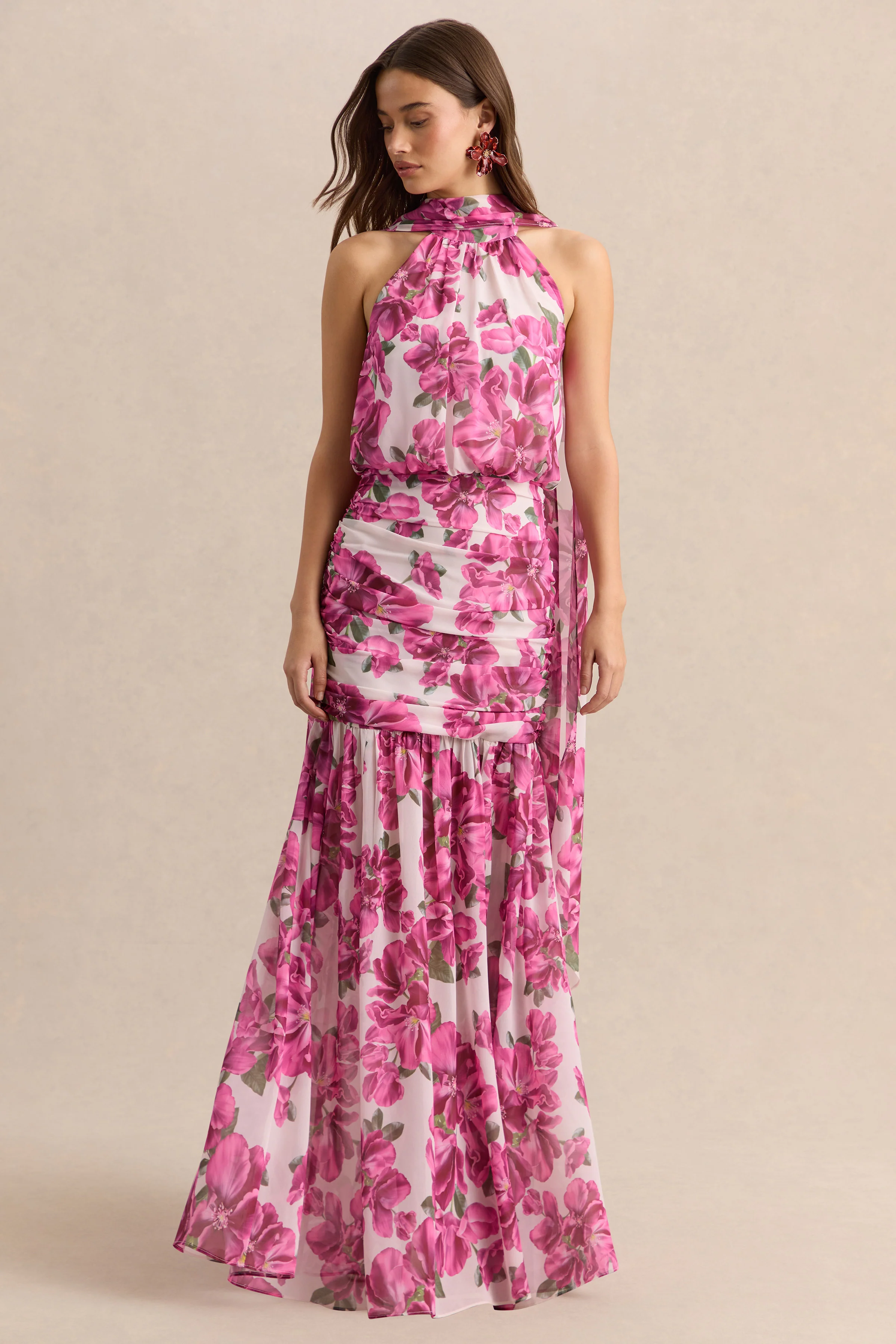 Veronique | Rosafarbenes Maxikleid aus Hibiskusblumen Chiffon mit Neckholder Ausschnitt - Image 5