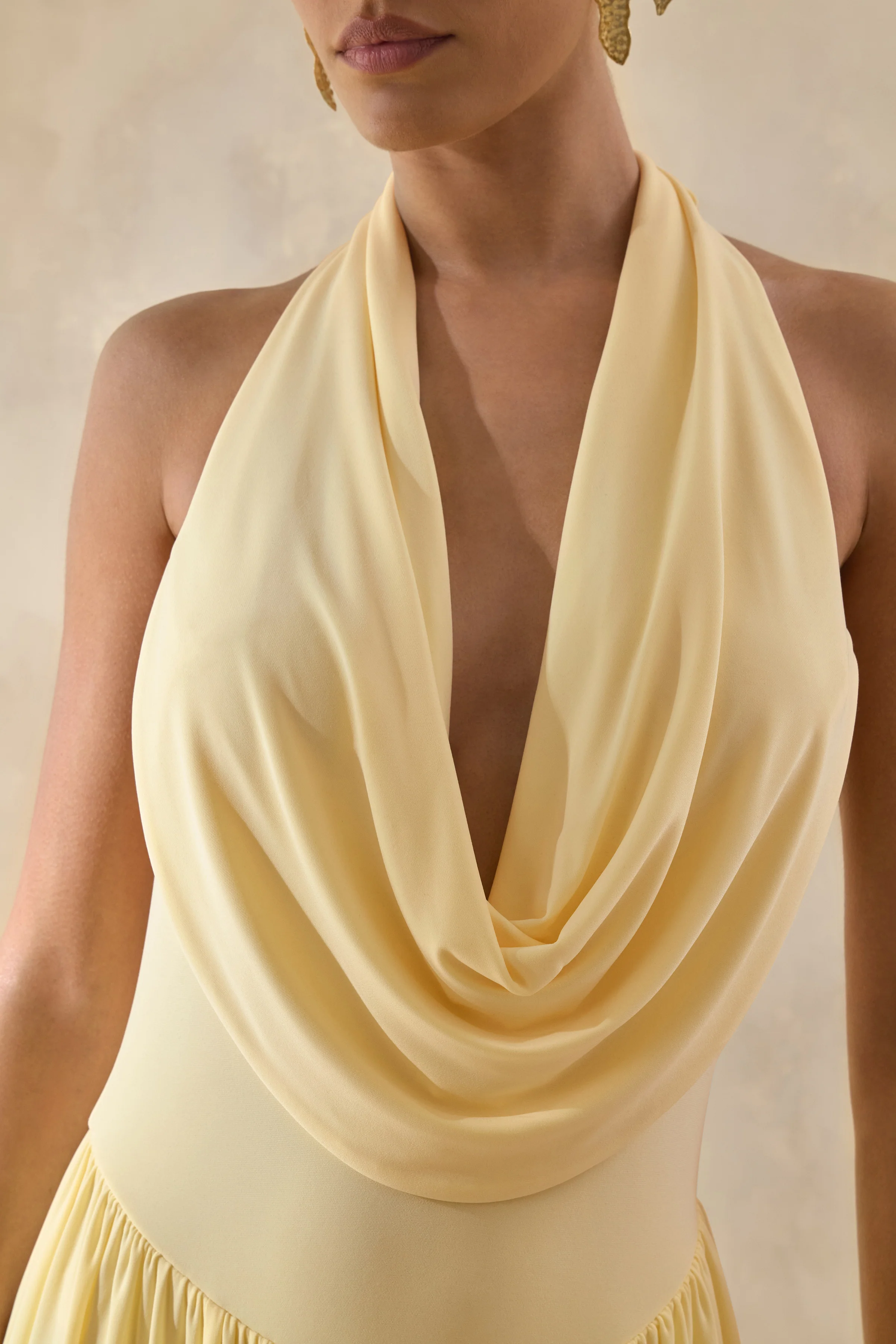 Veyra | Zitronengelbes Midikleid mit tiefem Wasserfallausschnitt - Image 7