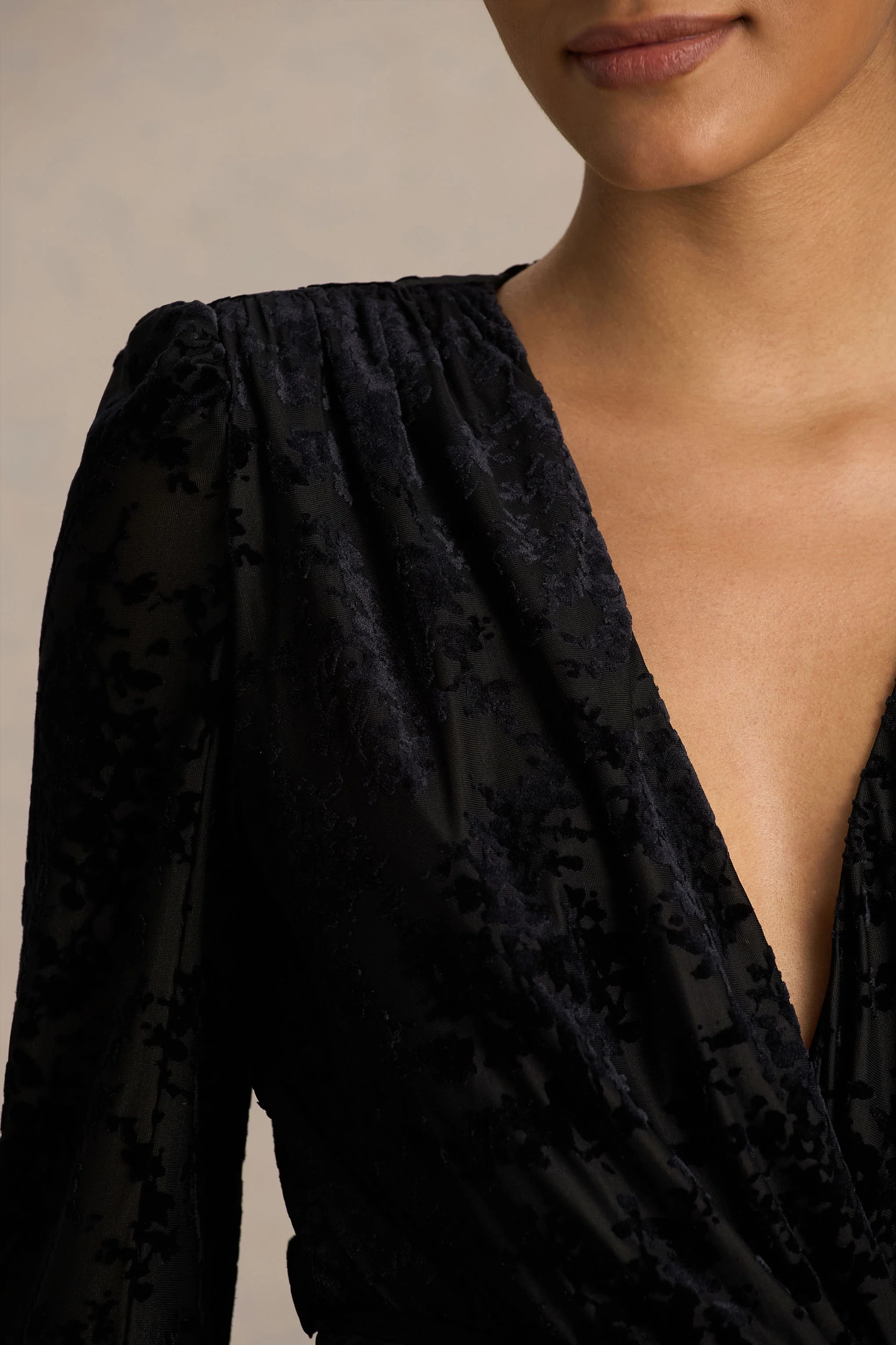 Vicenta | Schwarzes Minikleid aus Samt-Dévoré mit tiefem Ausschnitt und Wickeldesign - Image 6