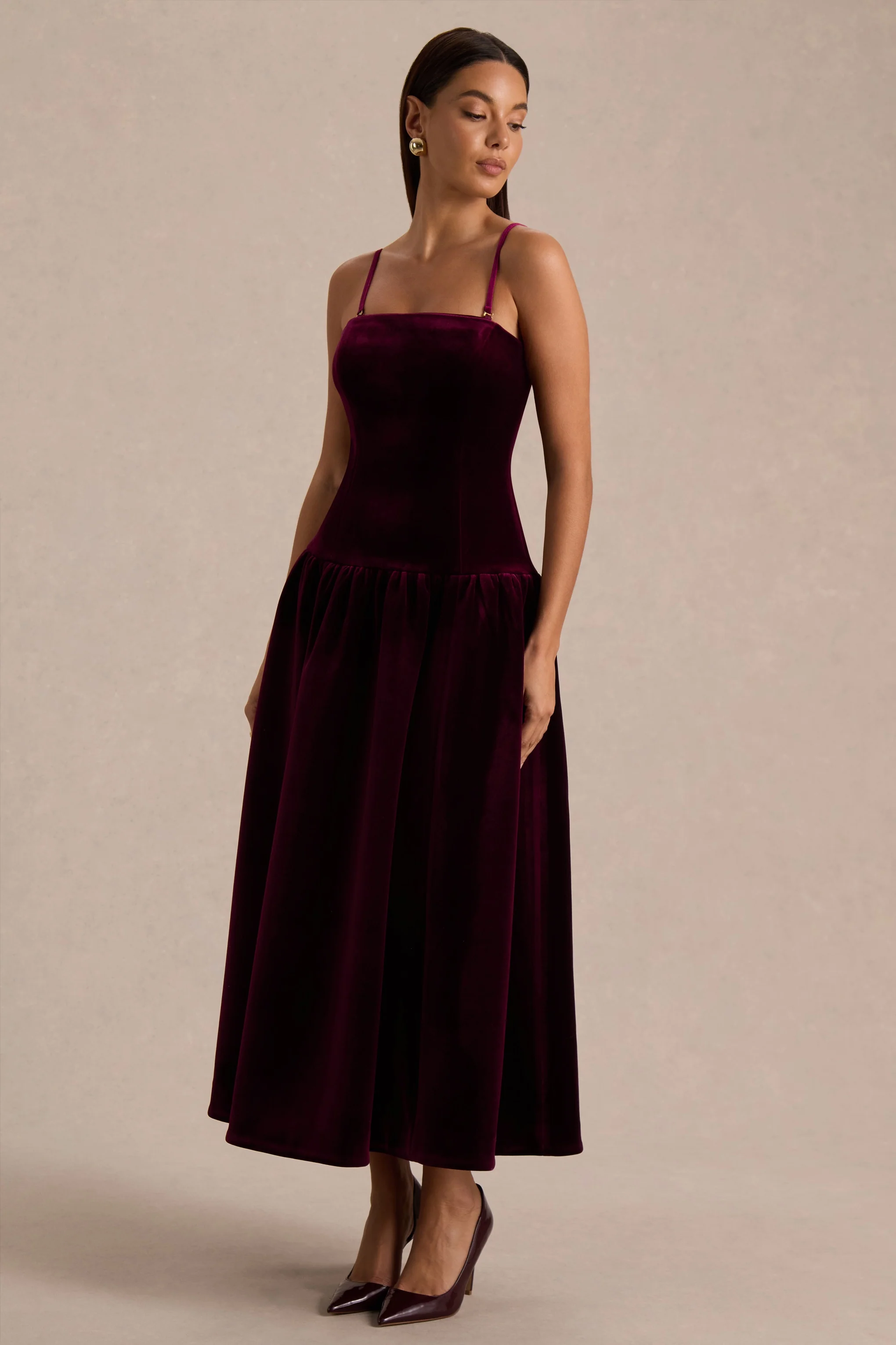 Violetta | Burgunderrotes Samt-Midikleid mit Bandeau-Ausschnitt und gerafftem Rock - Image 4