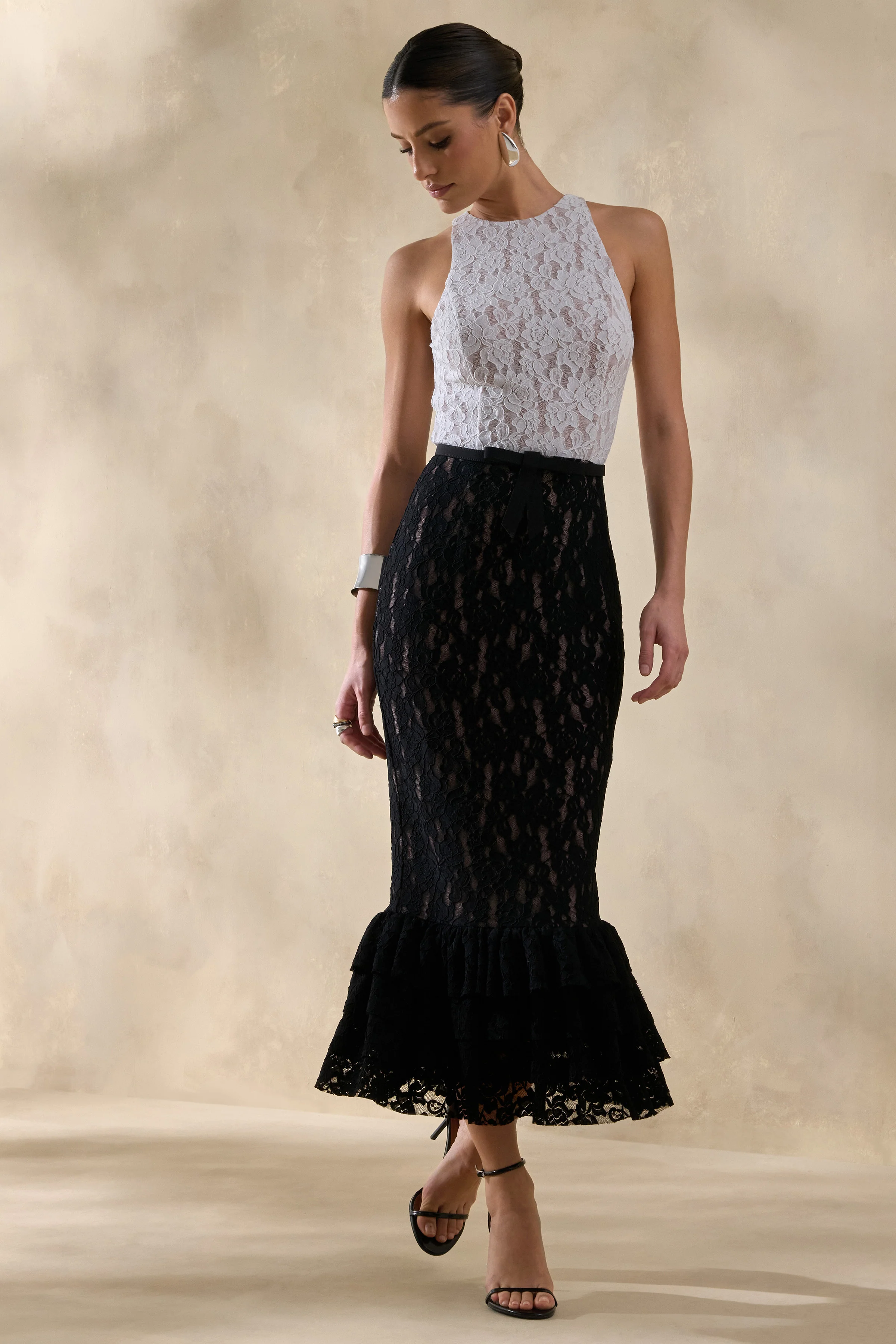 Vionna | Schwarz-weißes Midikleid aus Spitze mit Racer-Ausschnitt und Schleifengürtel-Detail - Image 5