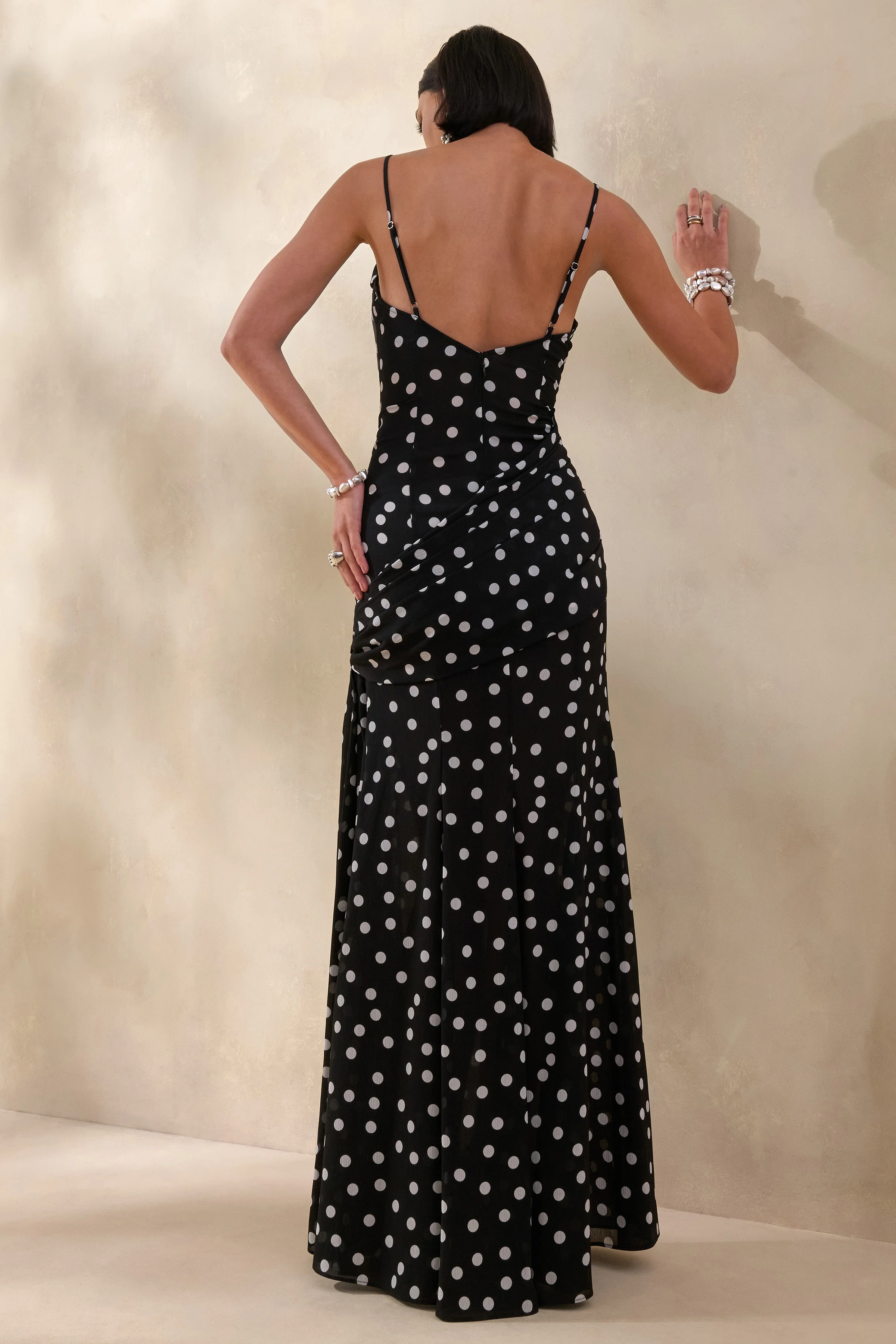 Virtue | Transparentes schwarz-weißes Maxikleid mit Wasserfall-Ausschnitt und Schlitz - Image 2
