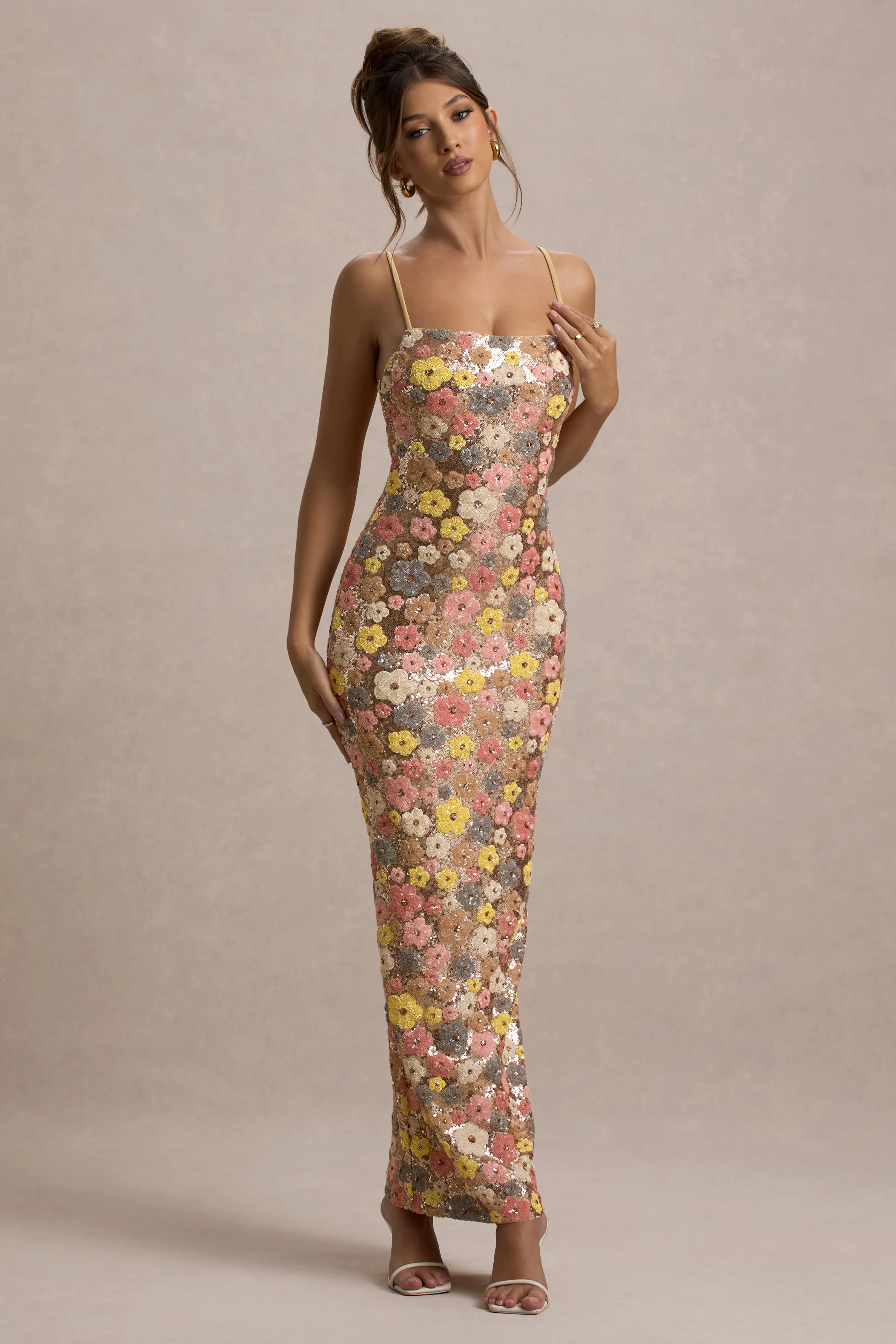 Vitora | Pastellfarbenes Maxikleid mit Blumenmuster, Paillettenverzierung und eckigem Ausschnitt