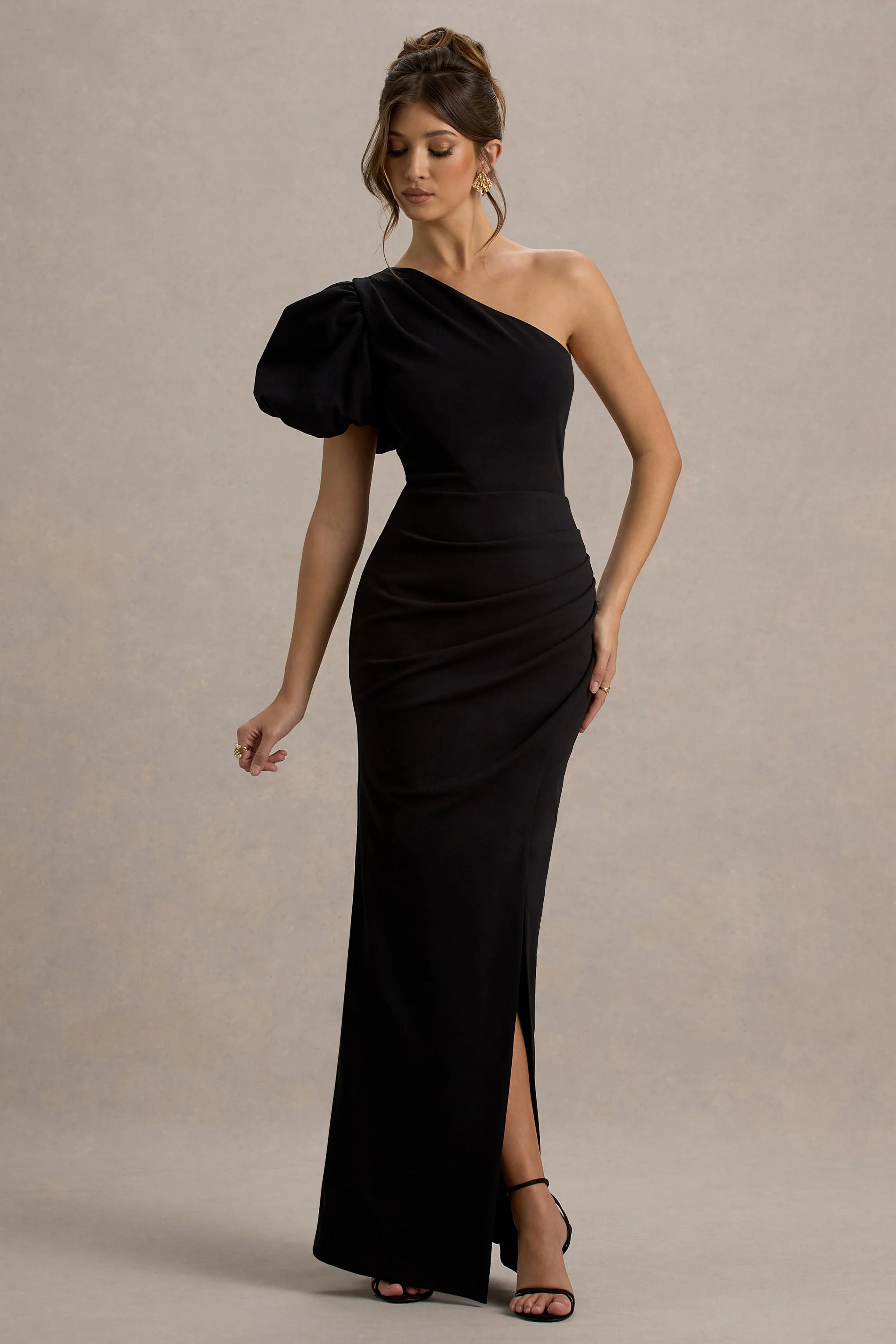 Vittoria | Schwarzes asymmetrisches Maxi-Kleid mit Puffärmeln und Schlitz