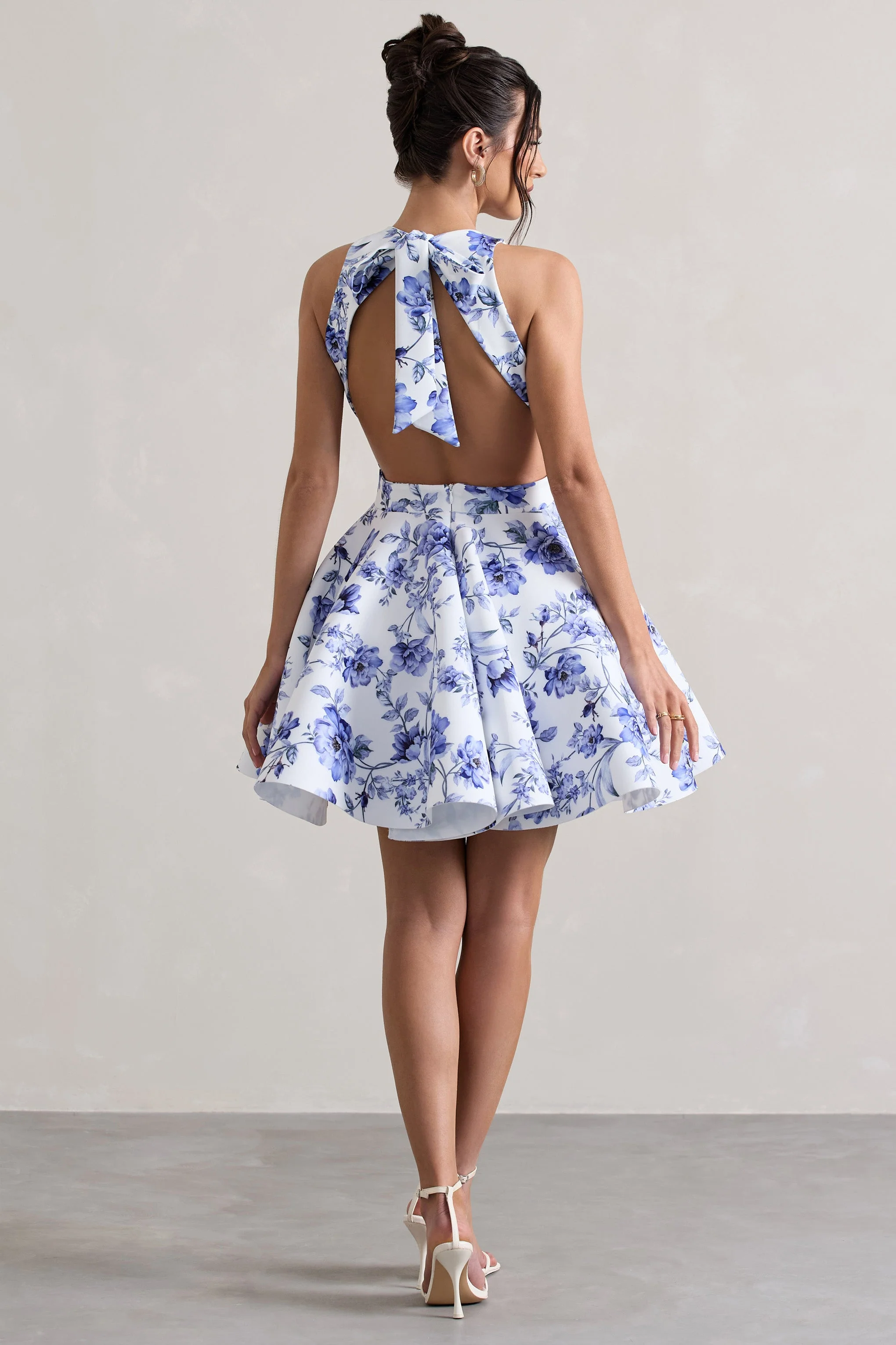 Waverly | Blaues Skater-Minikleid mit floralem Muster, Racer-Ausschnitt und offenem Rücken - Image 6