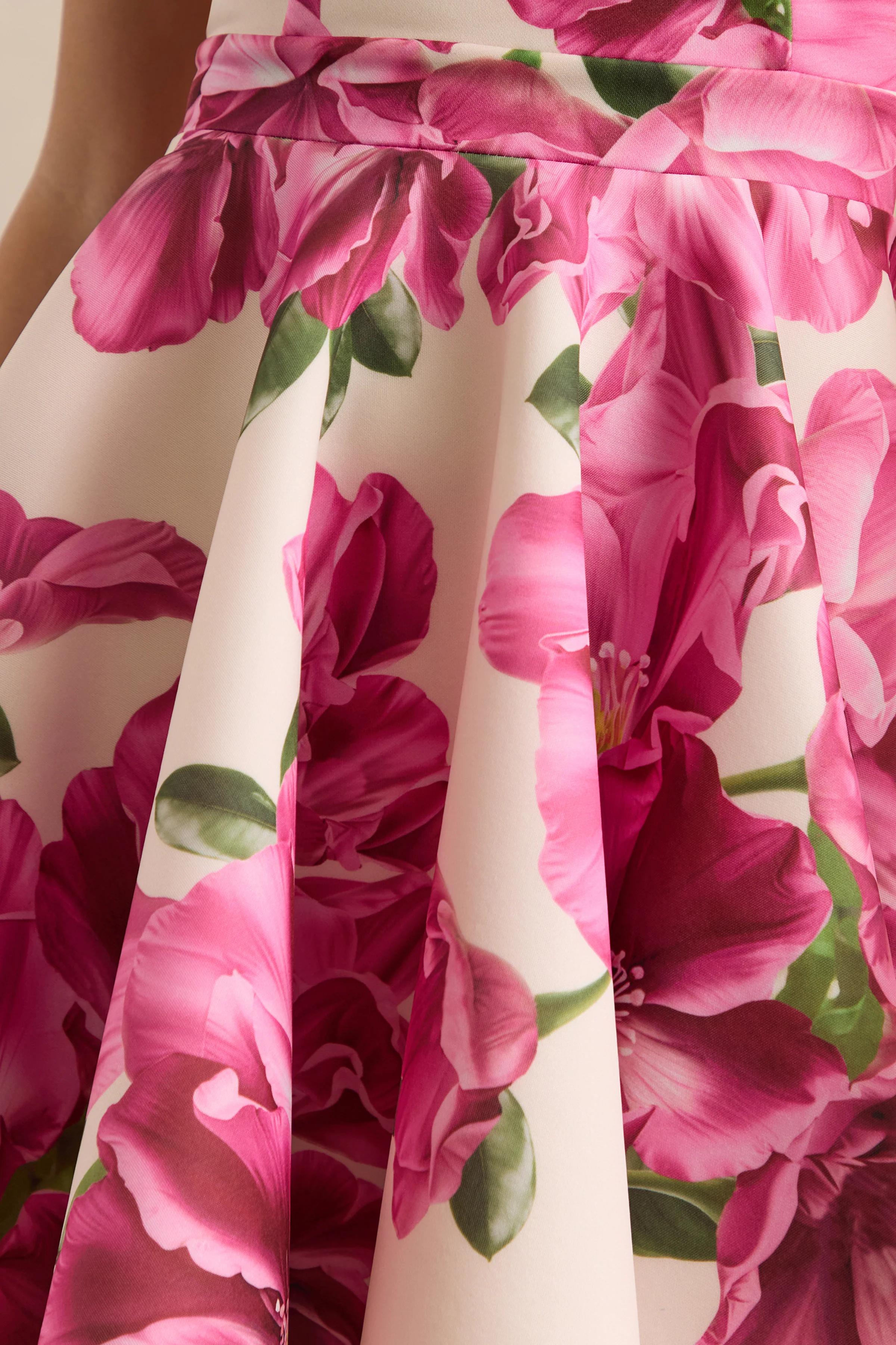 Waverly | Minikleid mit Racer-Ausschnitt ohne Ärmel und rosa Rosenprint - Image 6