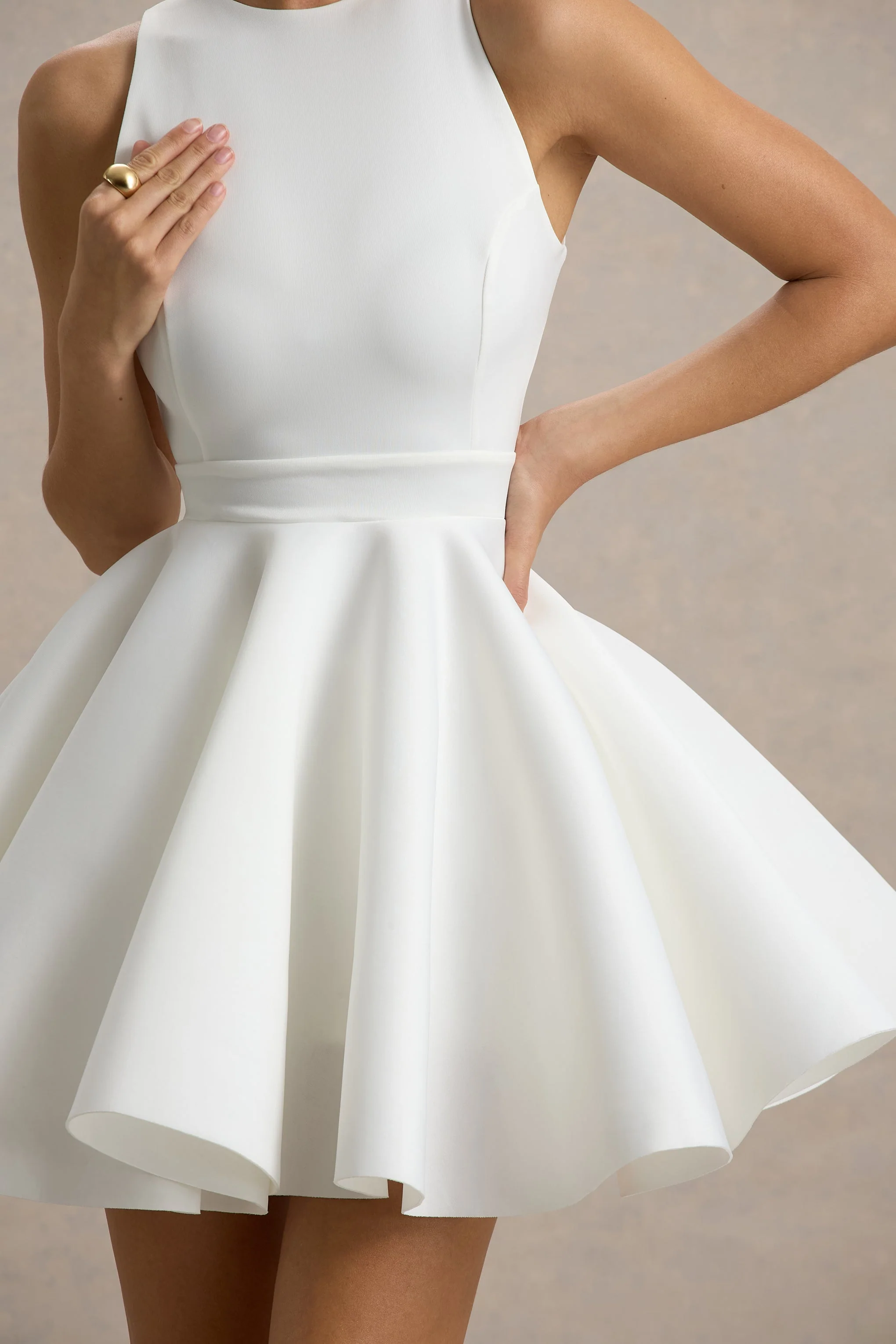 Waverly | Weißes Skater-Minikleid mit Racer-Ausschnitt - Image 6