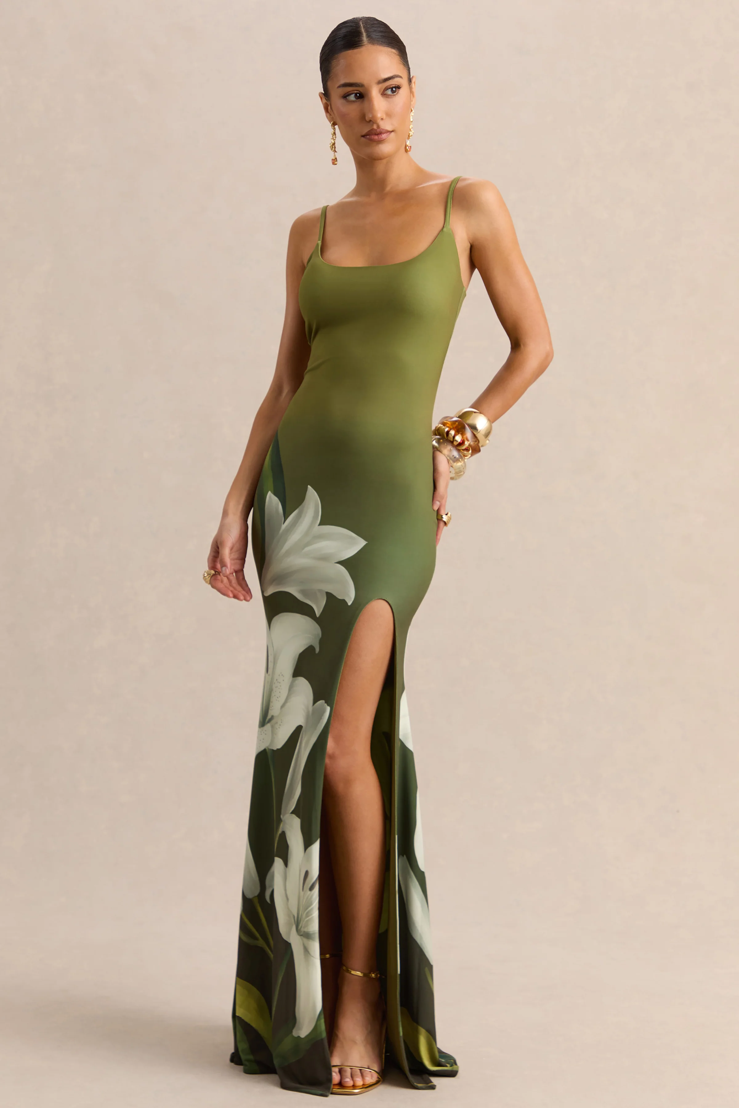 Yasmine | Olivgrünes Maxikleid mit Lilienprint, eckigem Ausschnitt und hohem Frontschlitz