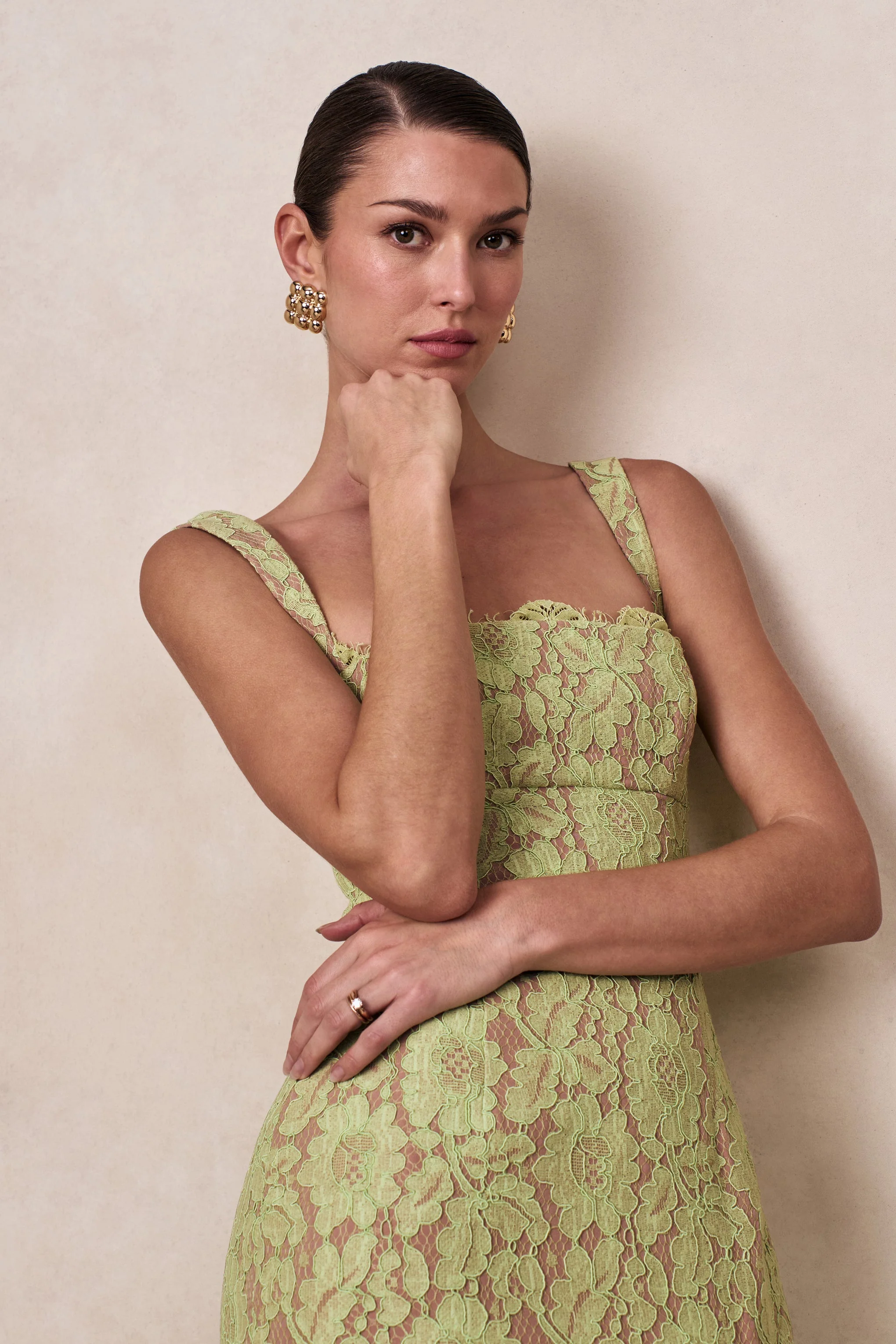 Zarisse | Grünes Maxikleid aus Spitze mit eckigem Ausschnitt - Image 7