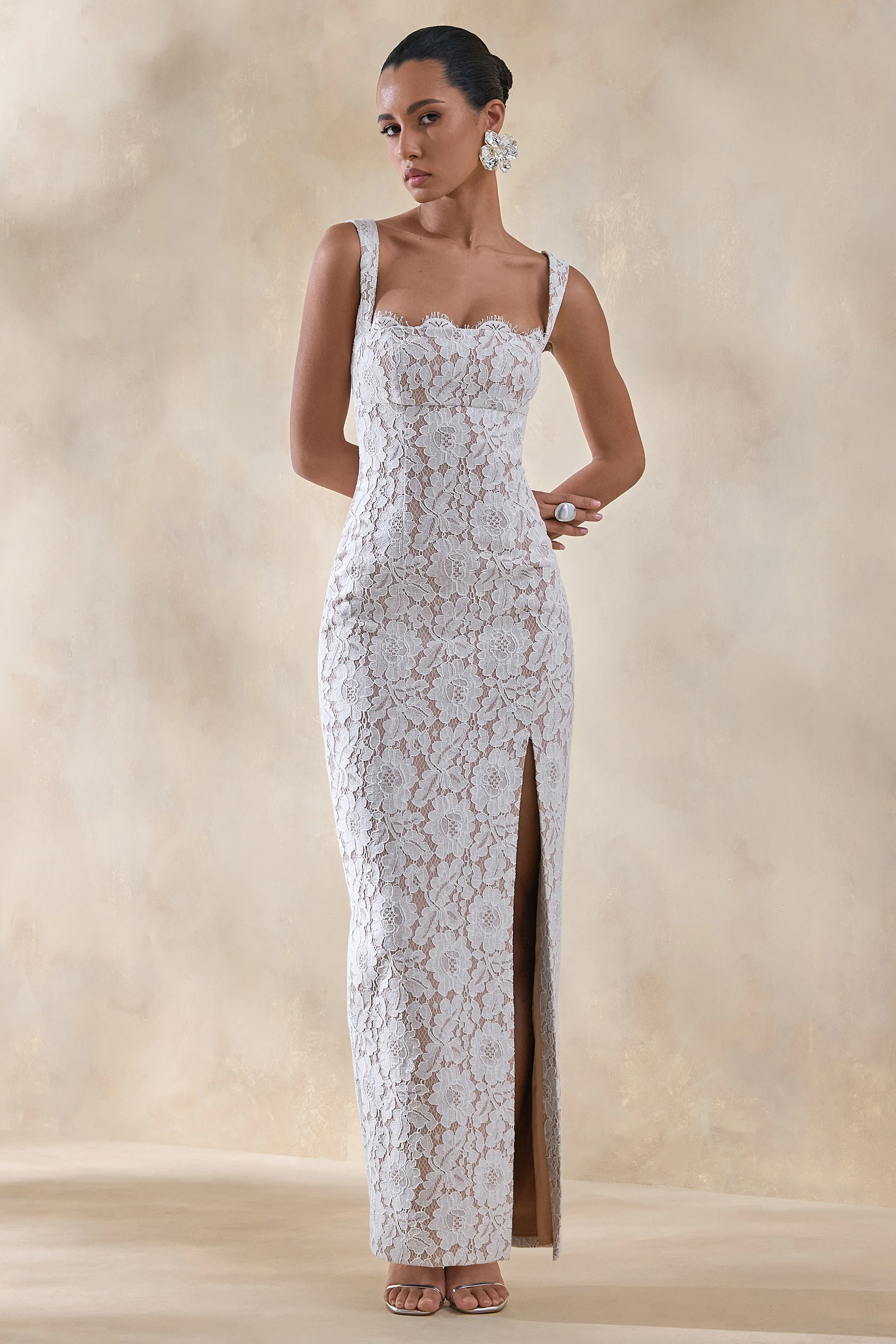 Zarisse | Weißes Maxikleid aus Spitze mit eckigem Ausschnitt