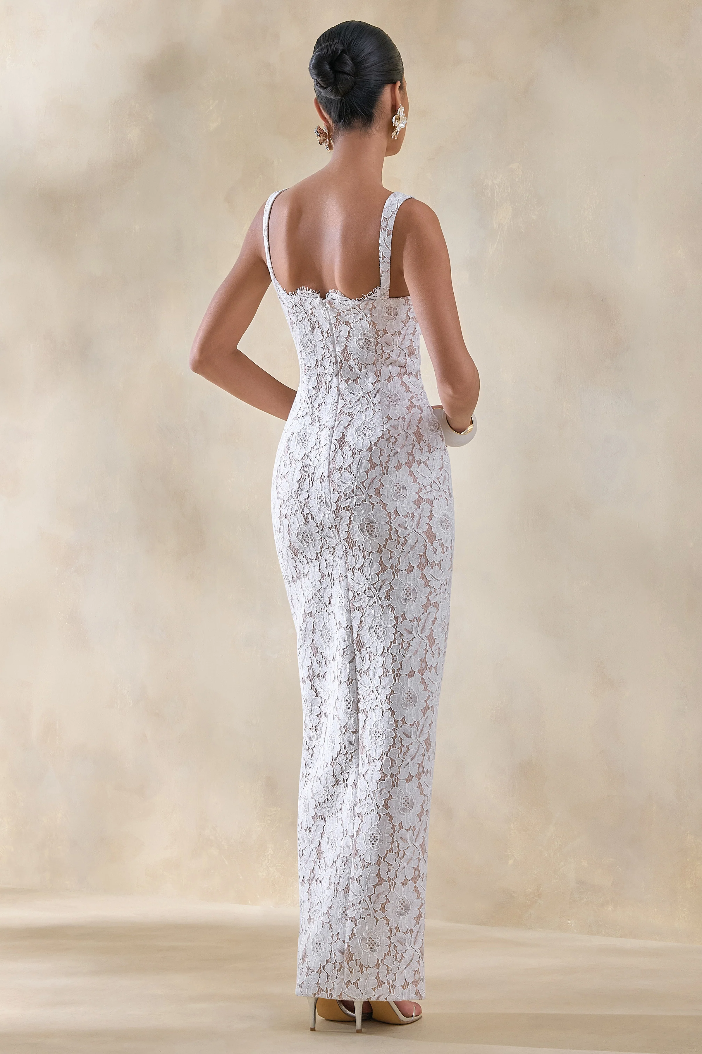 Zarisse | Weißes Maxikleid aus Spitze mit eckigem Ausschnitt - Image 2