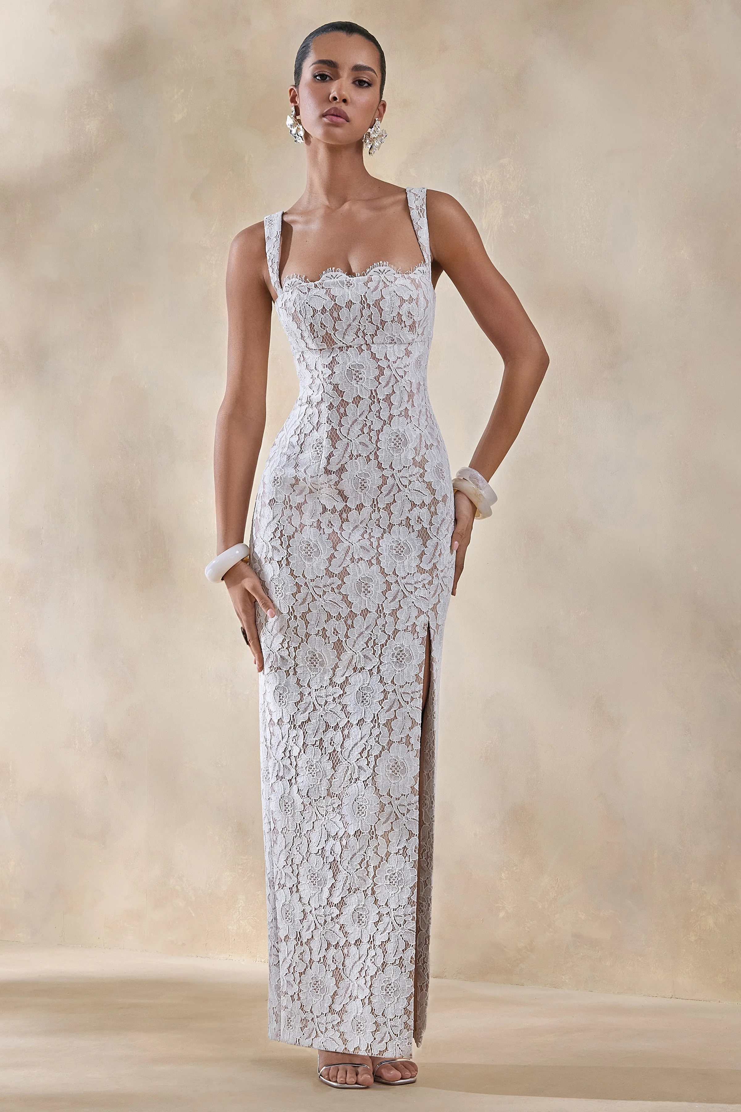 Zarisse | Weißes Maxikleid aus Spitze mit eckigem Ausschnitt - Image 4