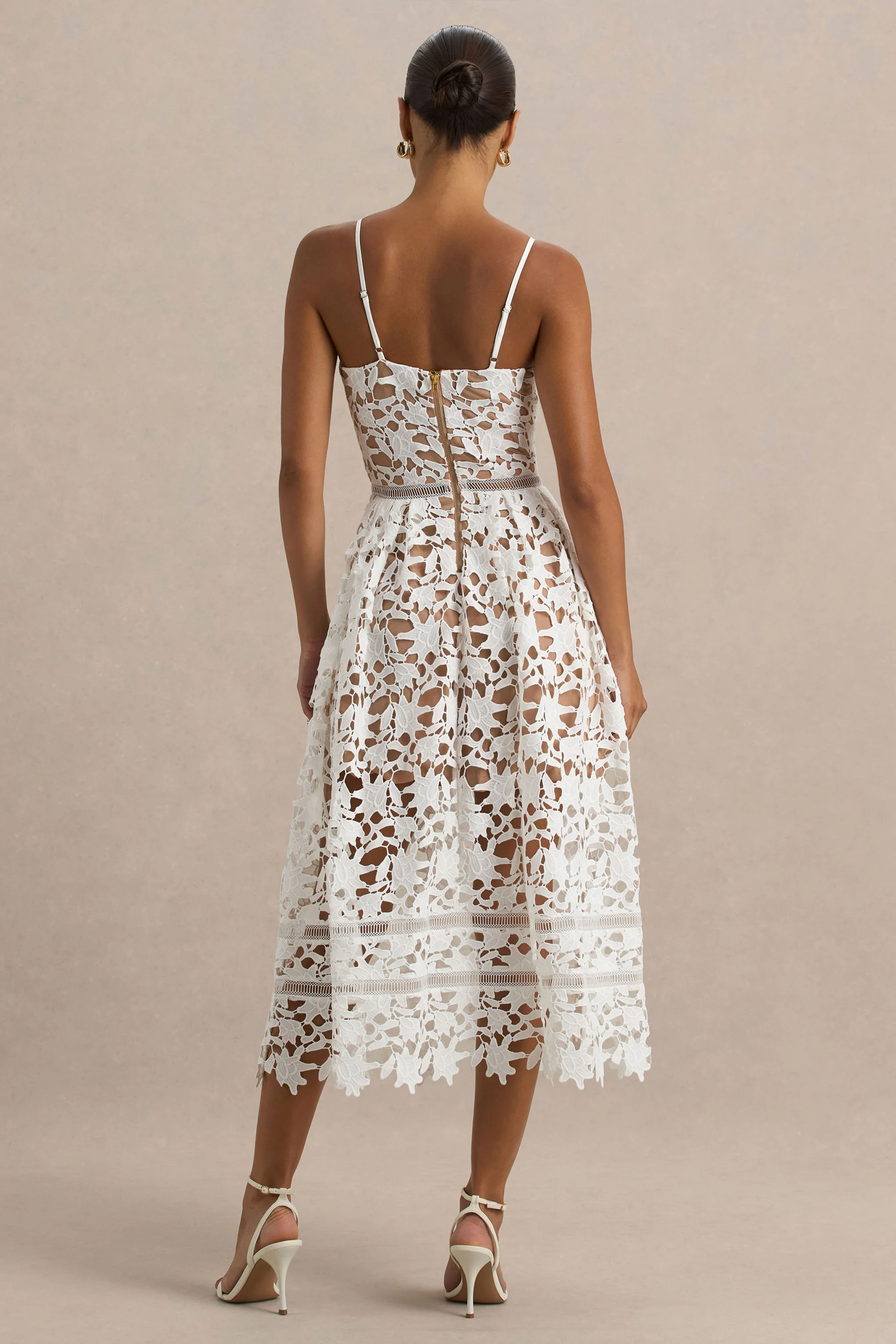 Zuri | Weißes Midikleid aus Spitze mit Sweetheart-Ausschnitt und Spaghettiträgern - Image 2